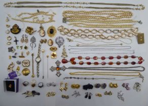 Costume jewellery and items of personal ornament: to include brooches, dress rings and a crucifix