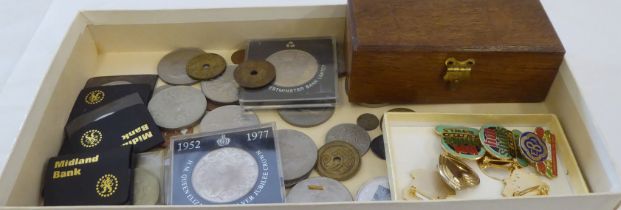 A mixed lot: to include 20thC crowns; and lapel badges