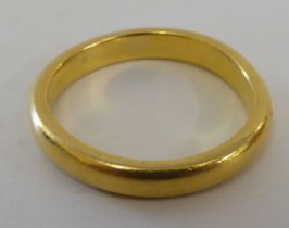 A 22ct gold wedding ring