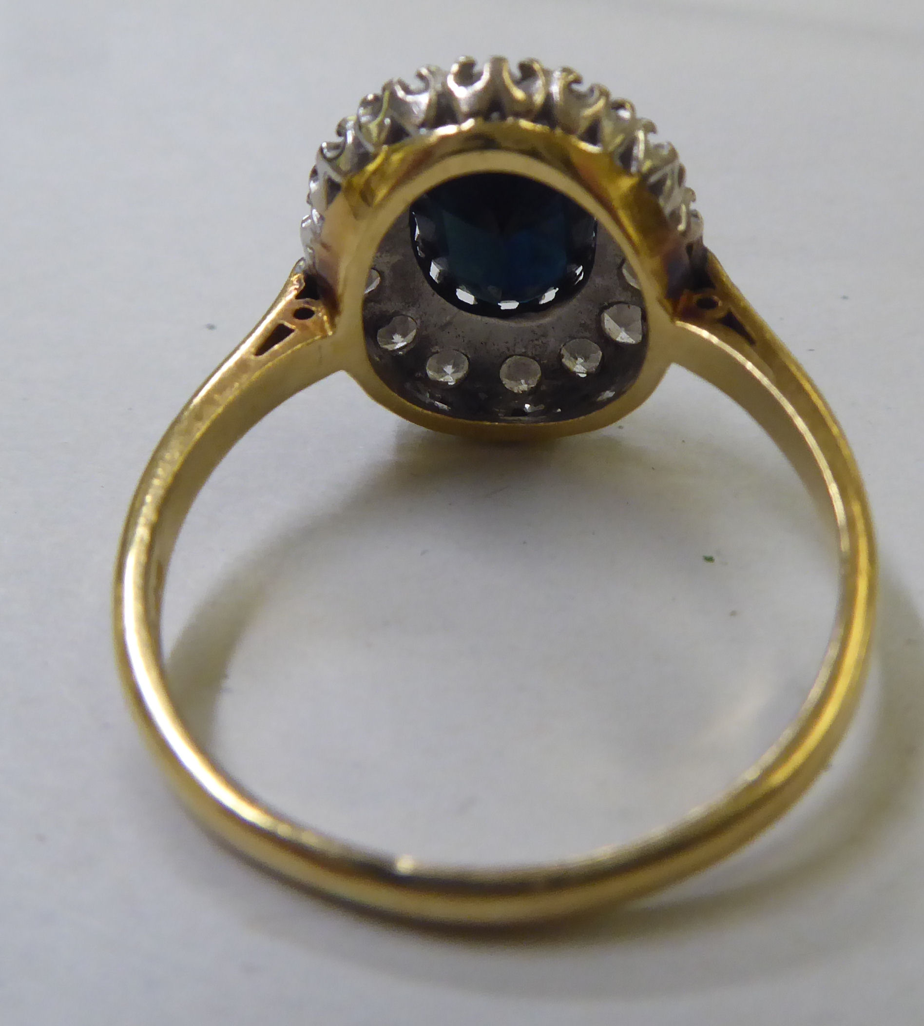 An 18ct gold diamond and sapphire cluster ring - Image 3 of 4