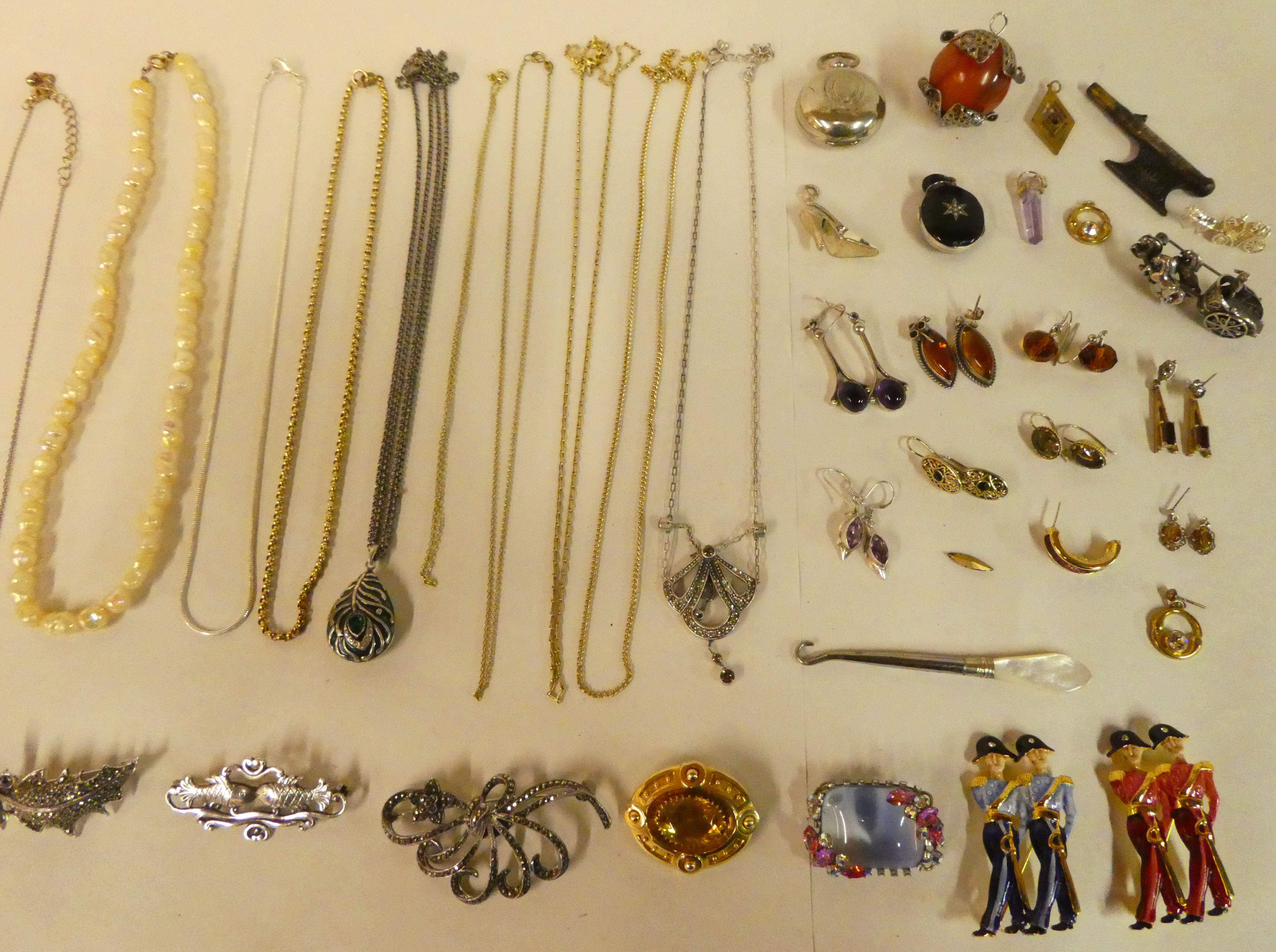 Items of personal ornament: to include brooches and rings - Image 2 of 7