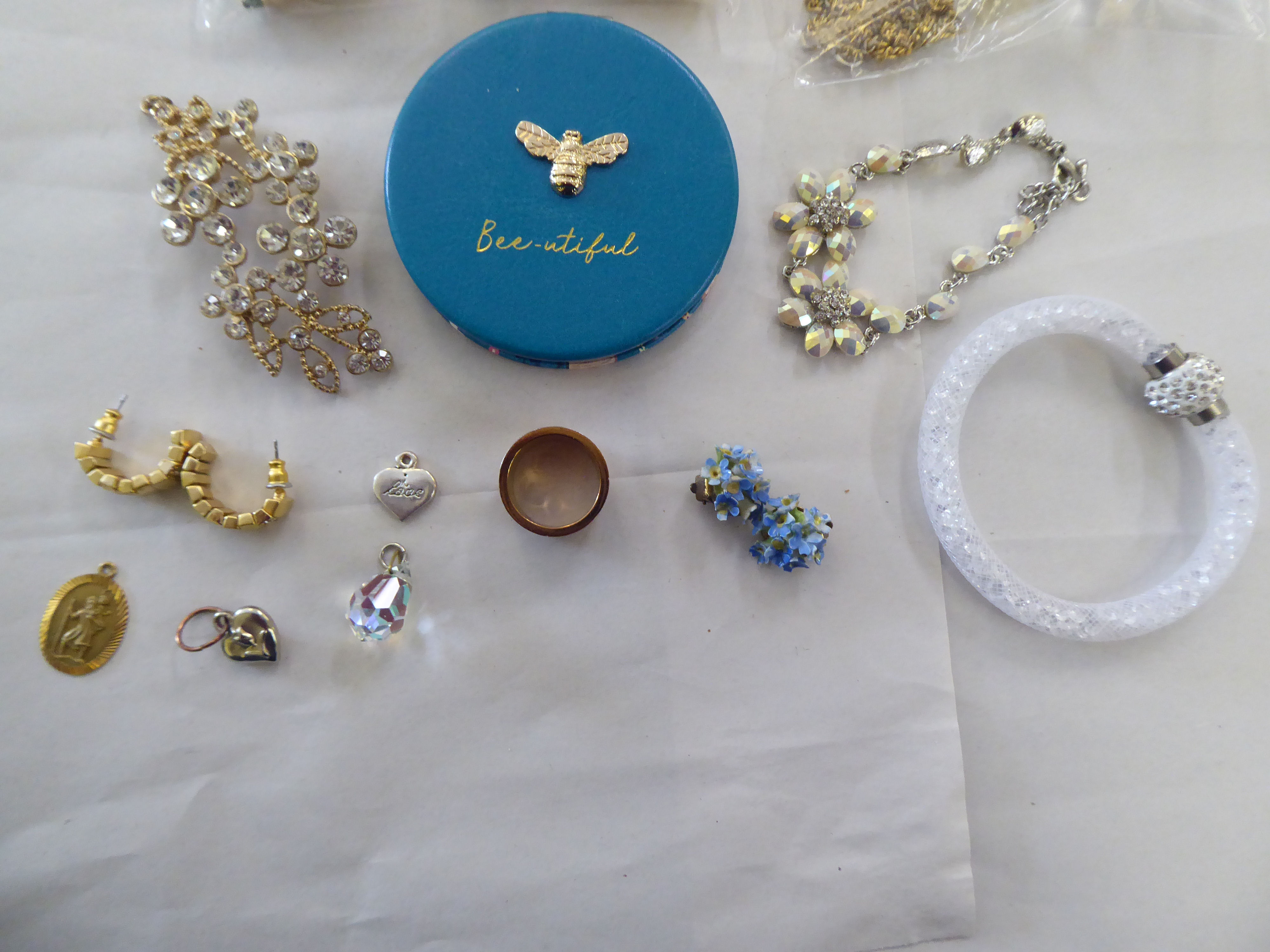 Costume jewellery: to include necklaces, brooches and bracelets - Image 9 of 17