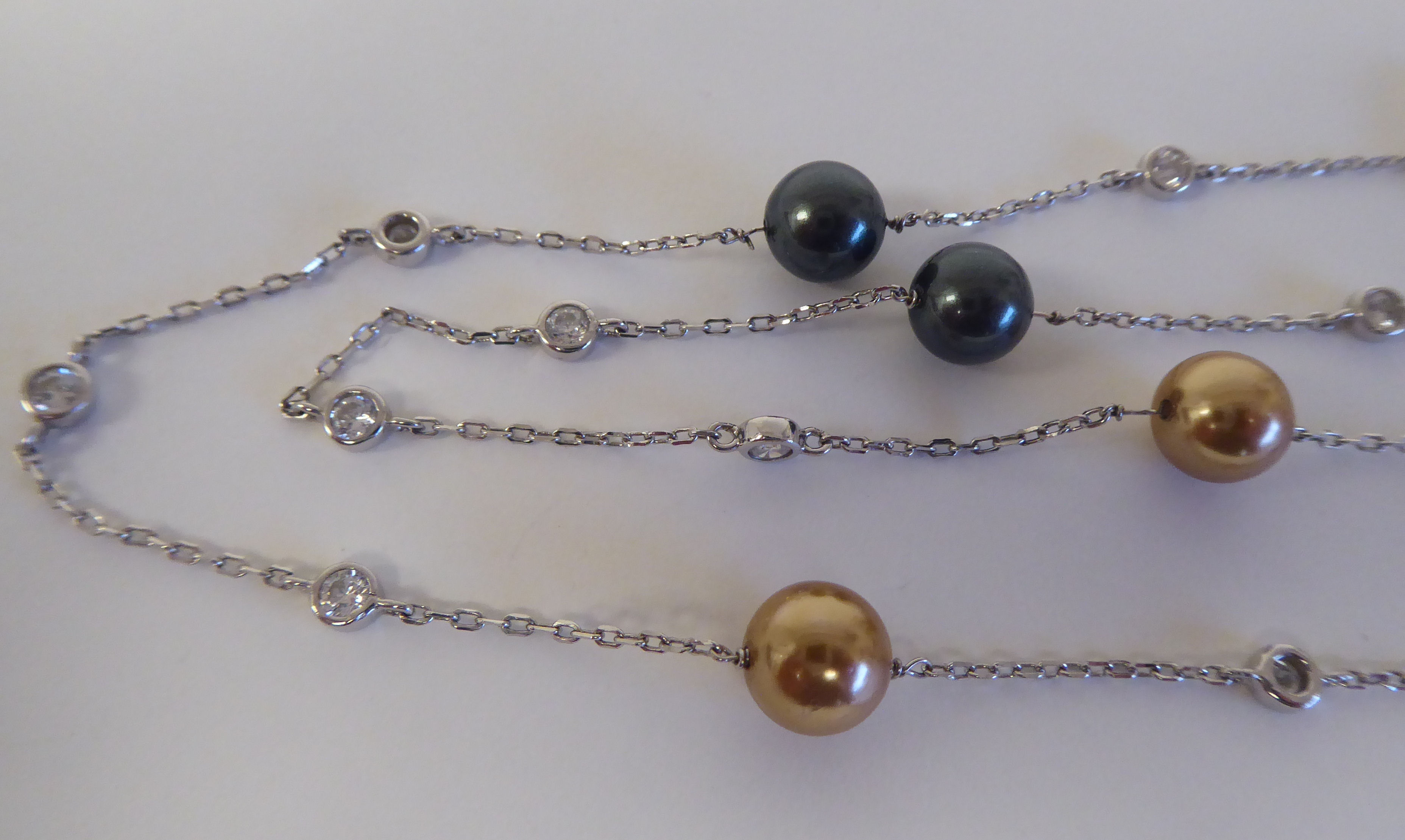 A silver coloured metal designer necklace set with freshwater pearl beads - Image 2 of 3