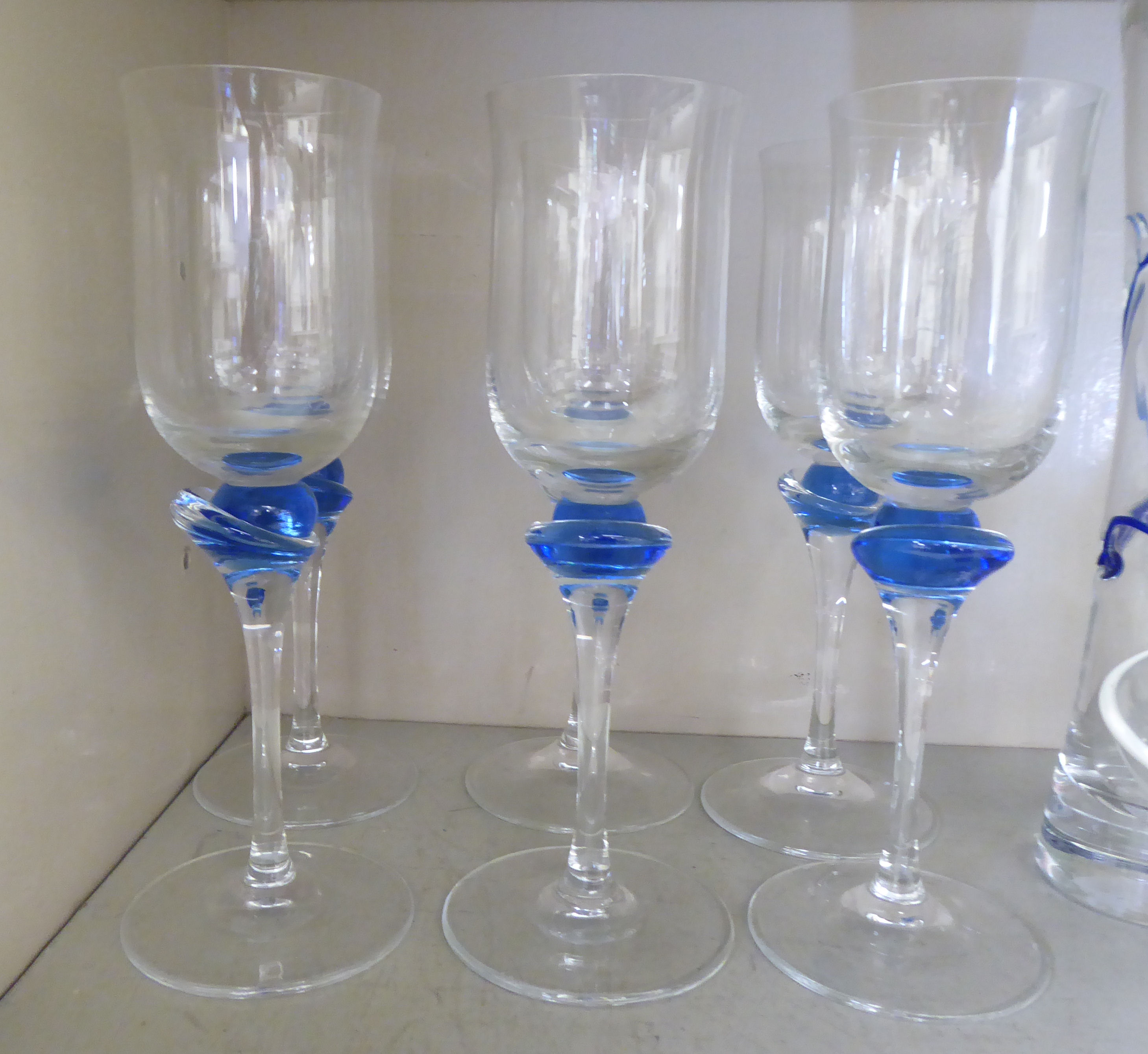 Coloured and clear glassware: to include two bulbous cut glass decanters with stoppers; and a set of - Image 4 of 8