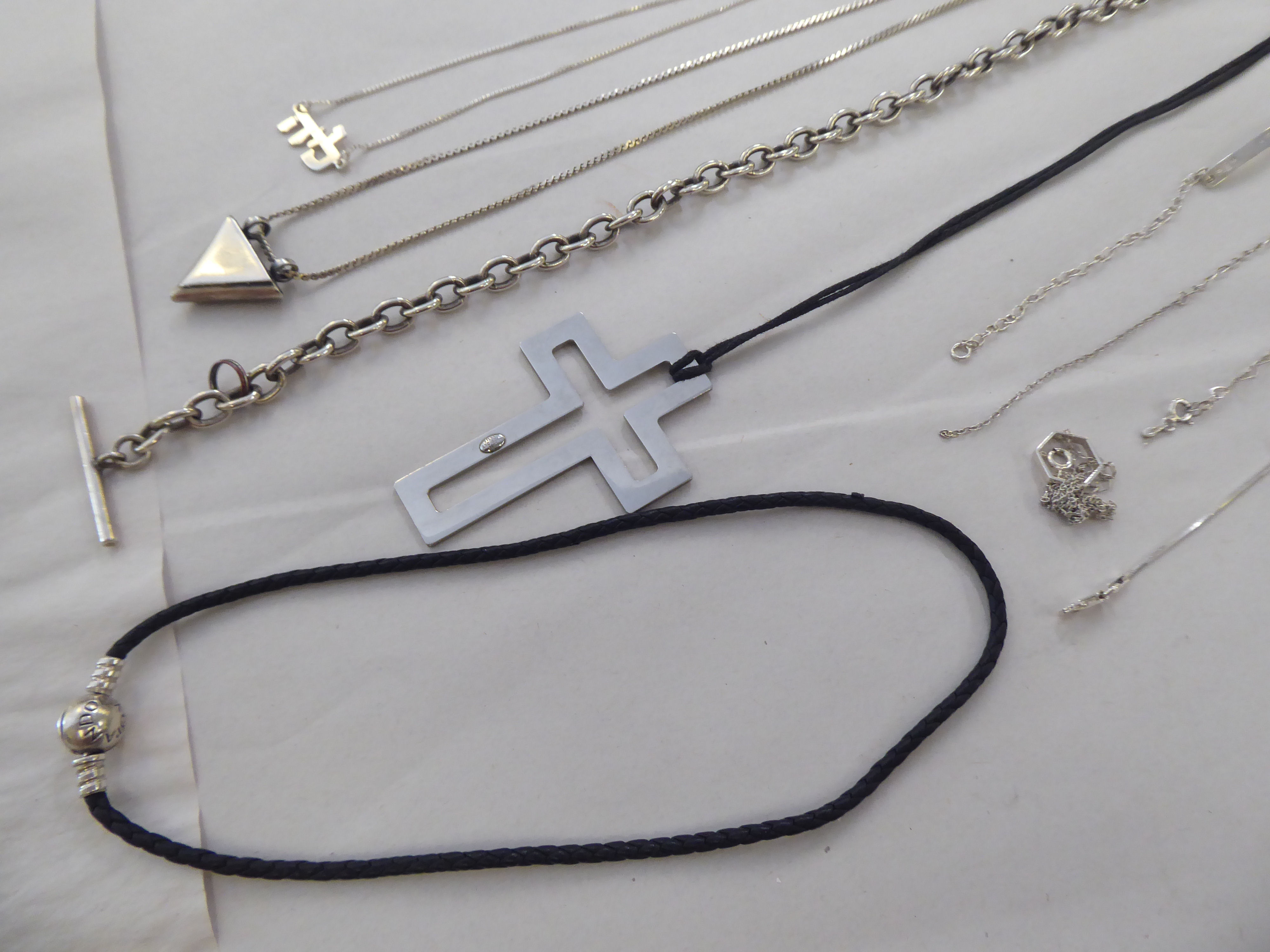 Silver coloured and white metal items of personal ornament: to include a pendant cross; and a - Image 5 of 6