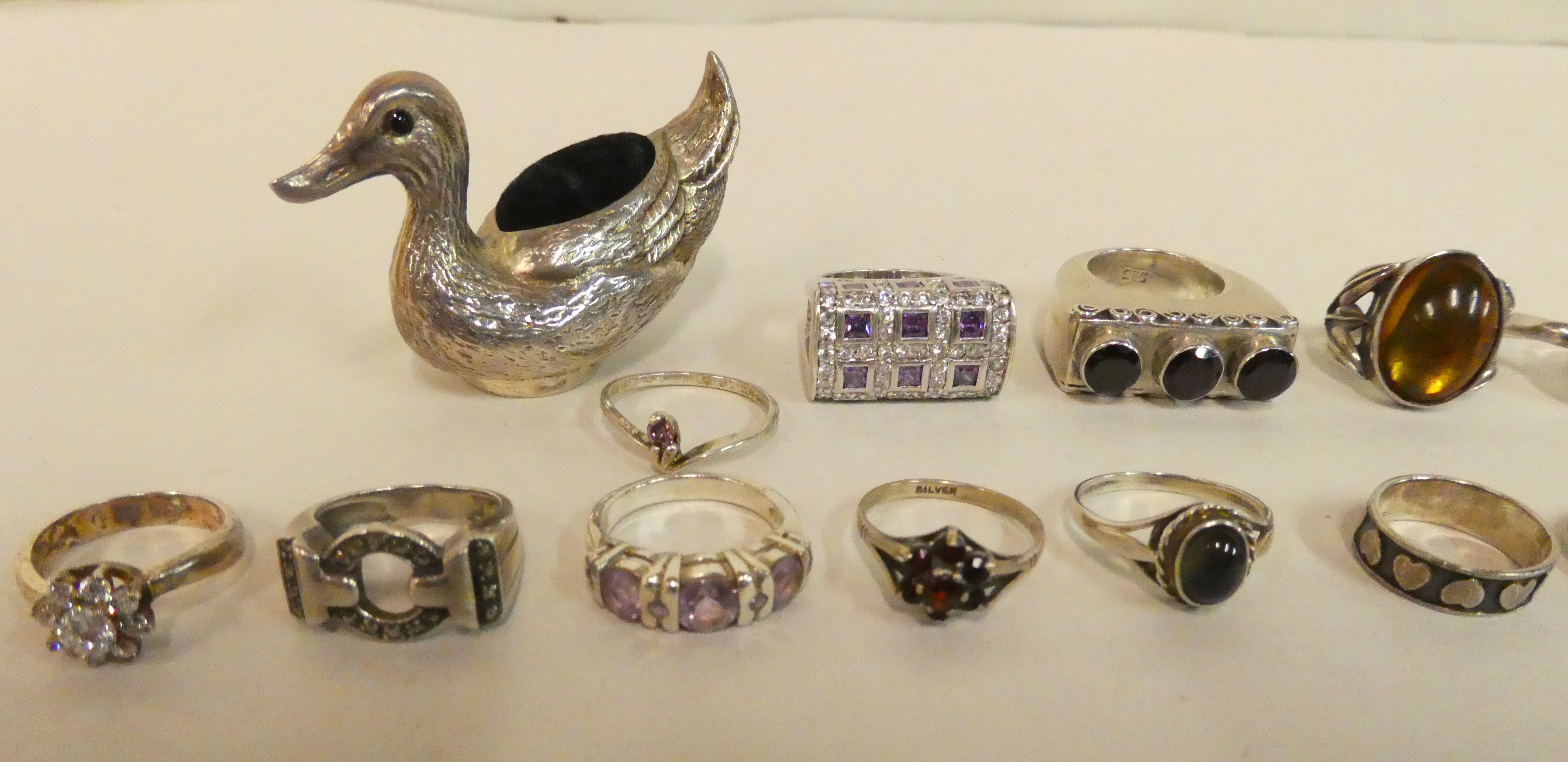 Silver and white metal jewellery and collectables: to include rings and necklaces - Image 5 of 6