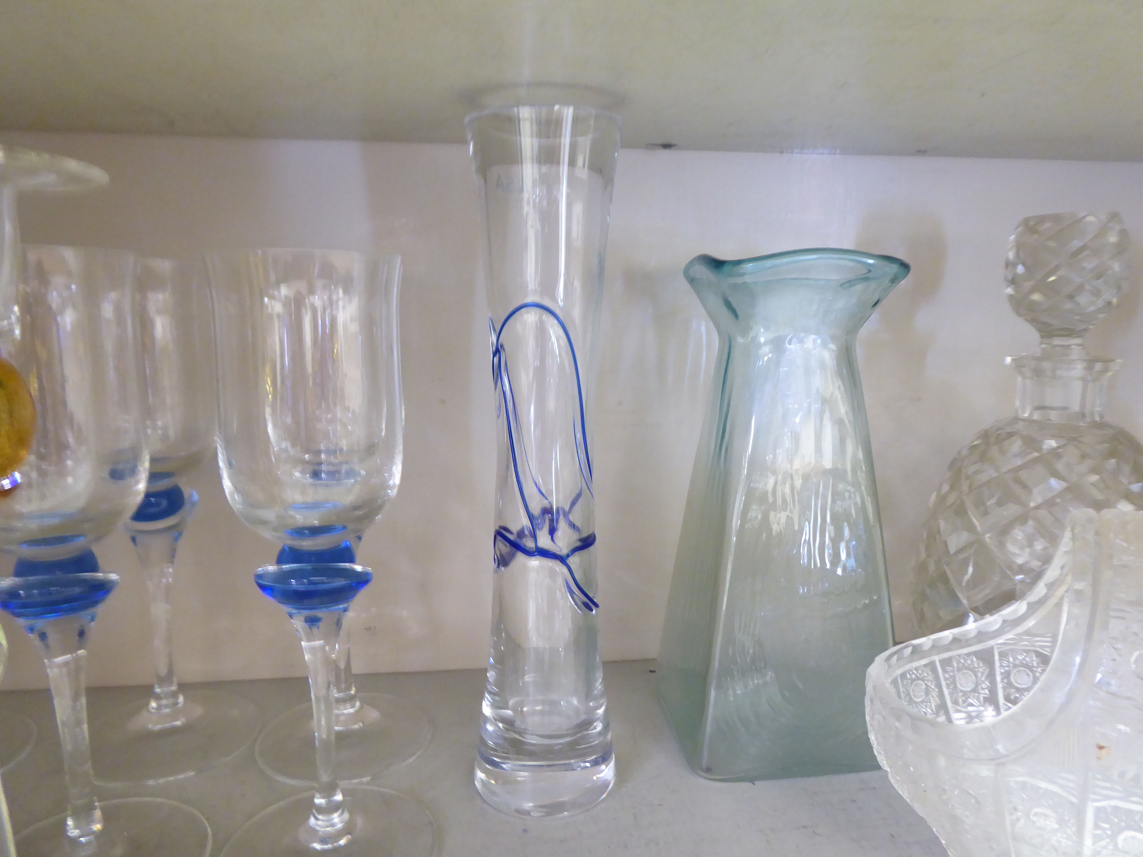 Coloured and clear glassware: to include two bulbous cut glass decanters with stoppers; and a set of - Image 6 of 8