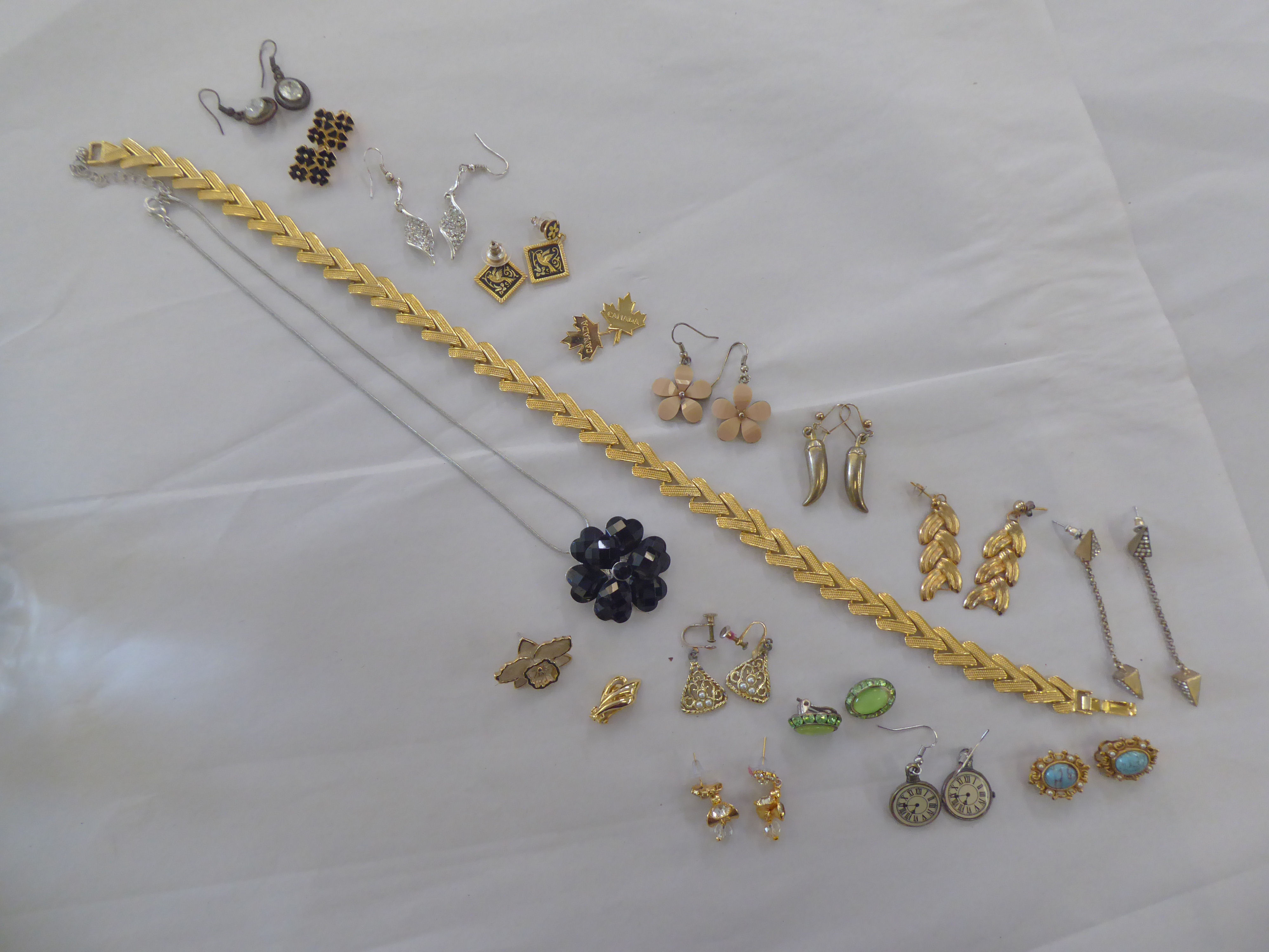 Costume jewellery: to include necklaces, brooches and bracelets - Image 17 of 17