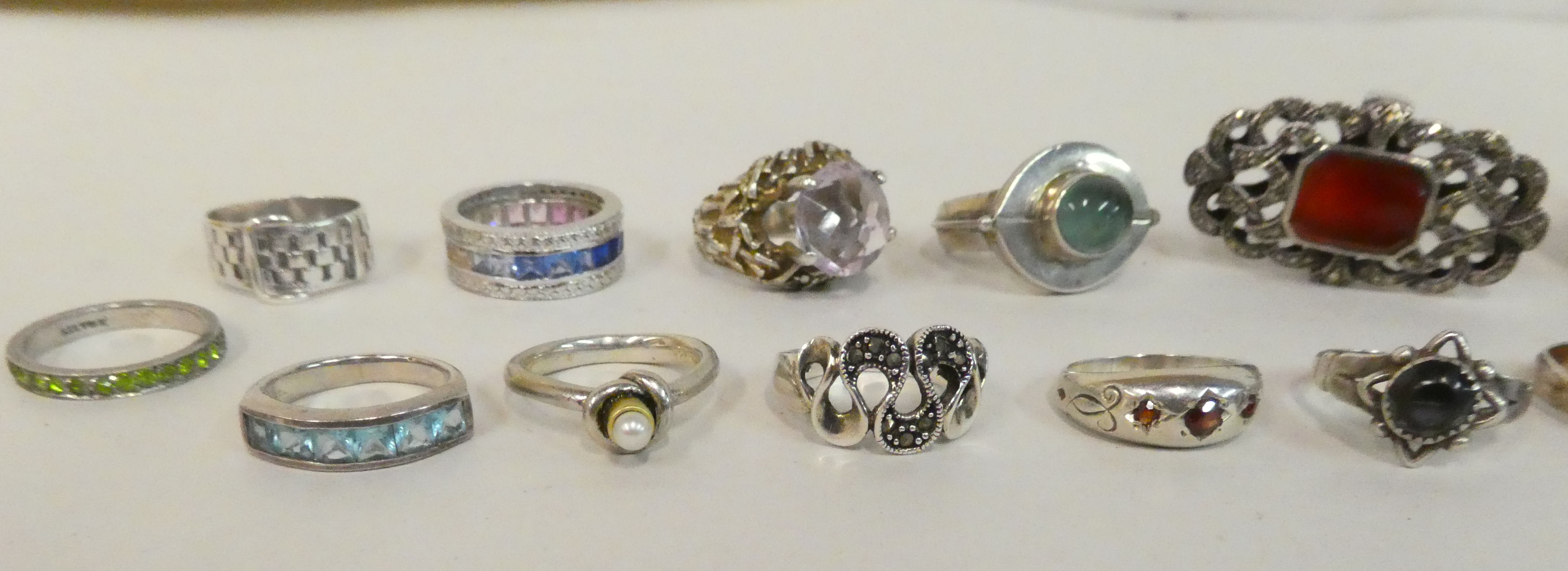 Silver and white metal jewellery and collectables: to include rings and necklaces - Image 4 of 6