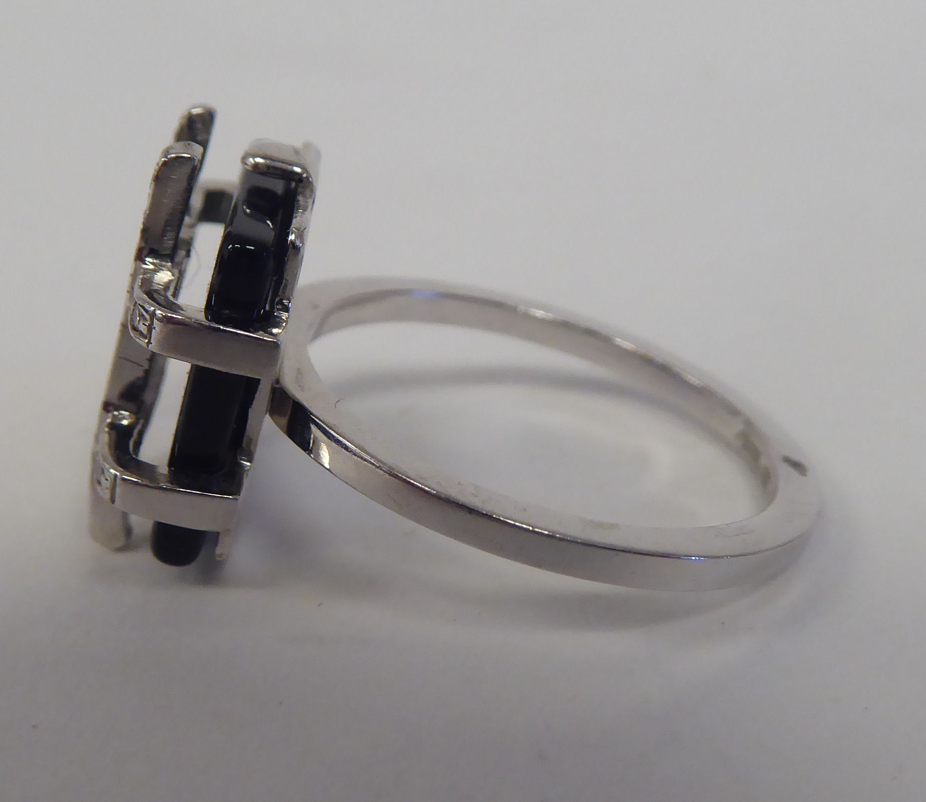 A white gold coloured metal, onyx and diamond set crossover ring - Image 3 of 4