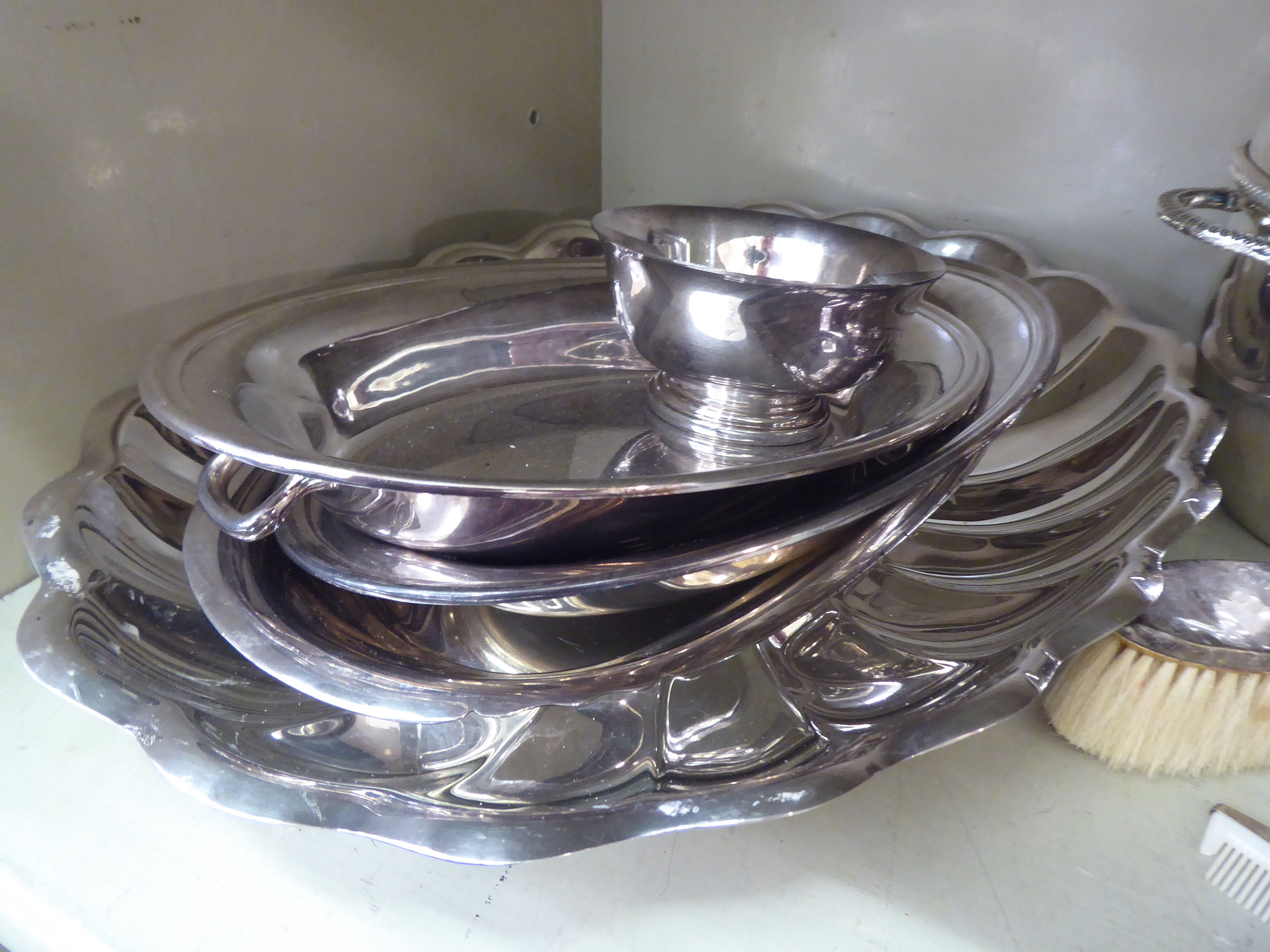 Silver plated and other metalware: to include a salver  12"dia; and a covered serving bowl  7"dia - Image 4 of 4