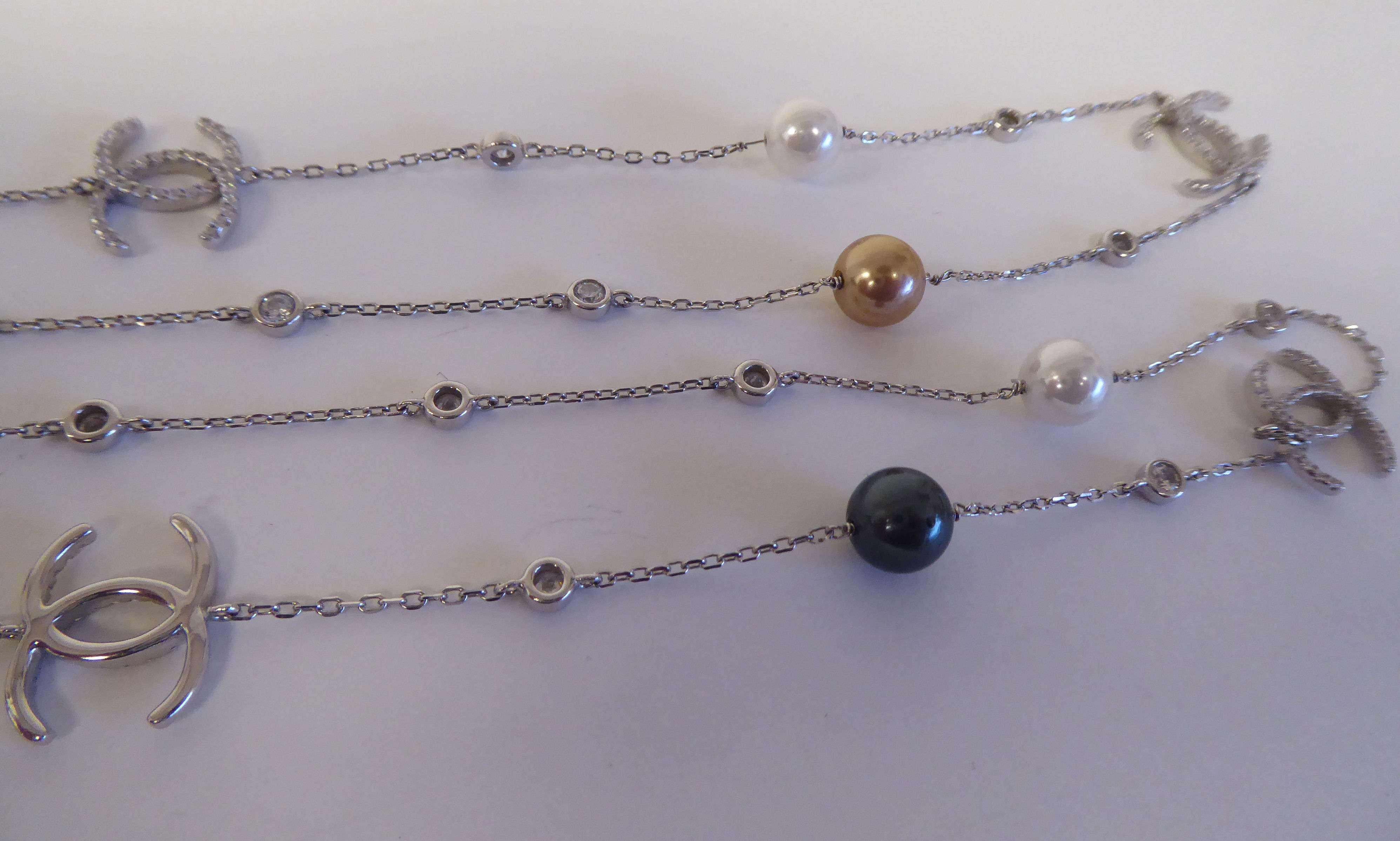 A silver coloured metal designer necklace set with freshwater pearl beads - Image 3 of 3