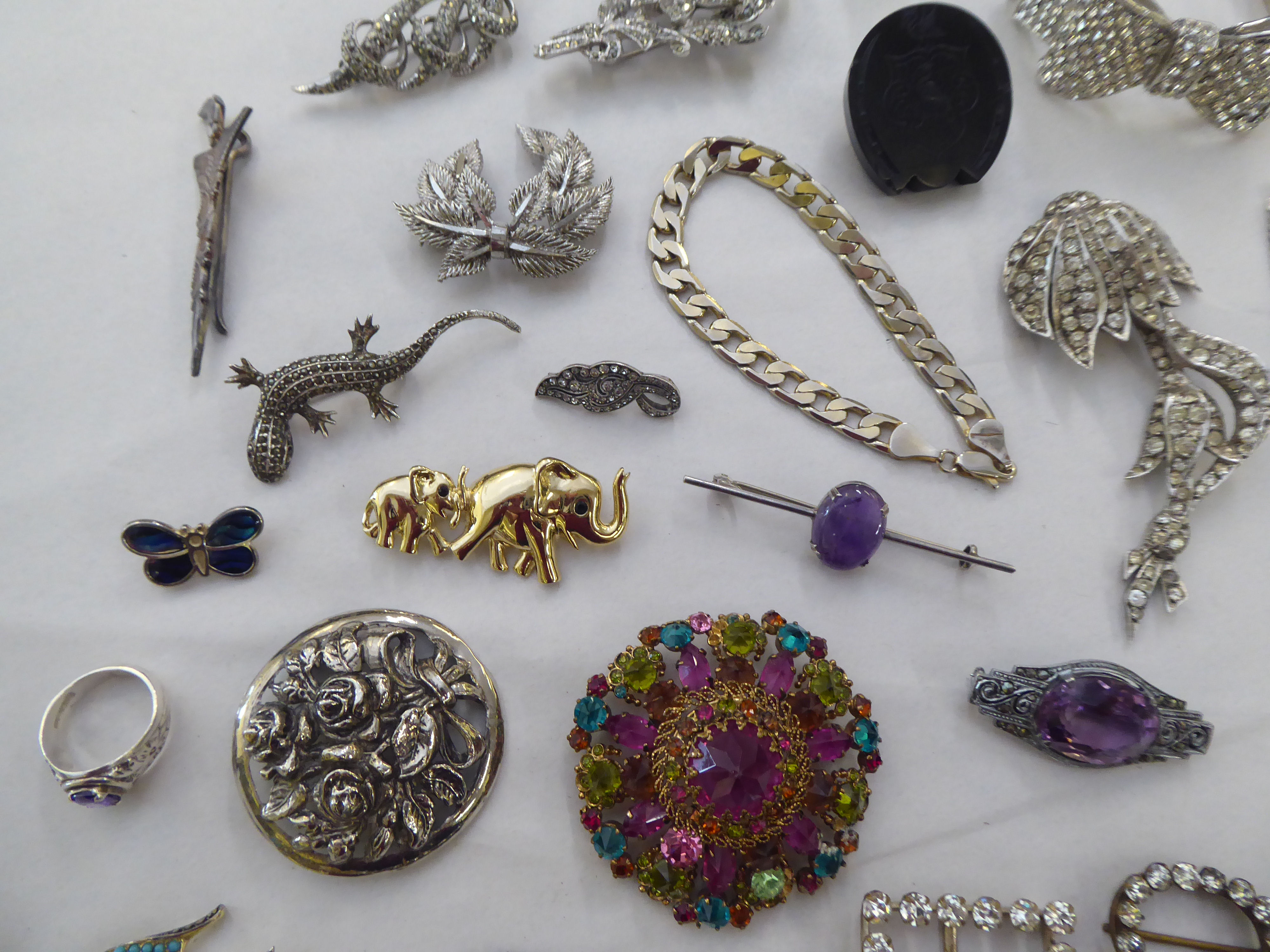 Items of personal ornament: to include marcasite set brooches - Image 3 of 5