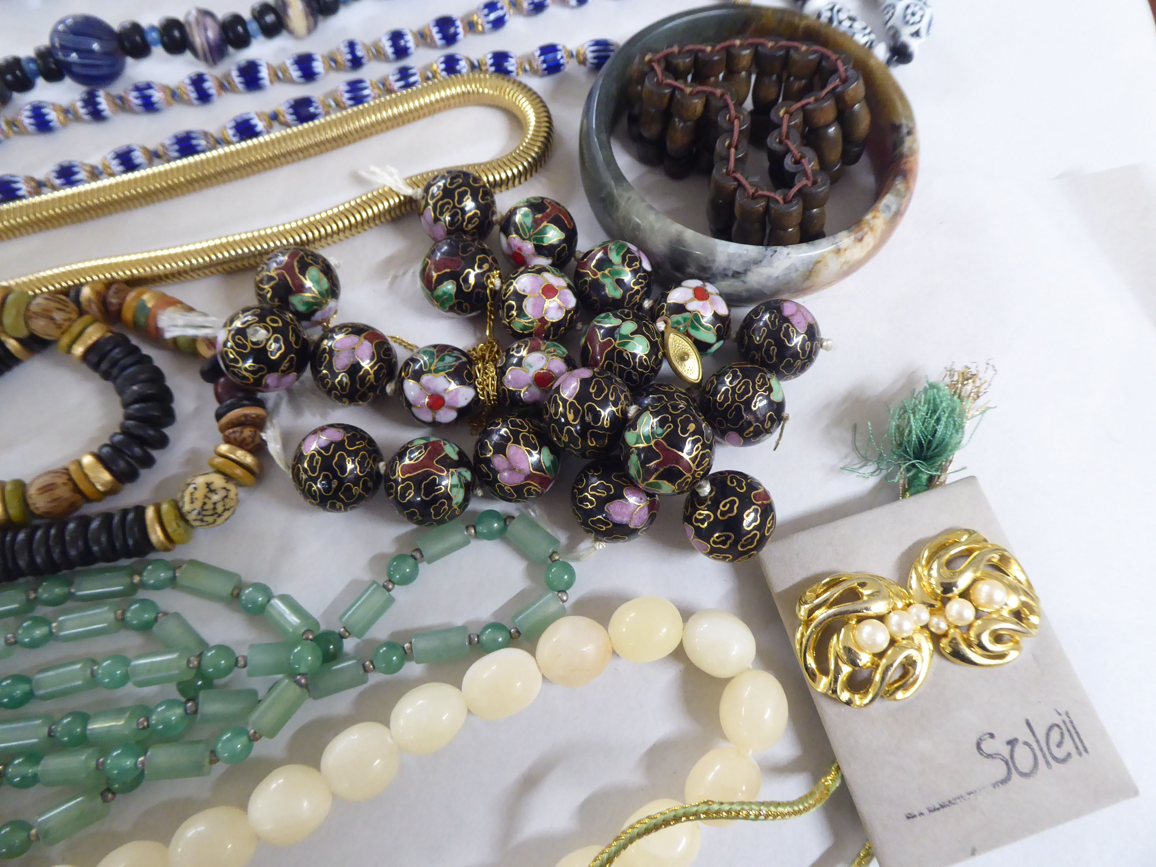 Costume jewellery: to include jade coloured items - Image 5 of 7