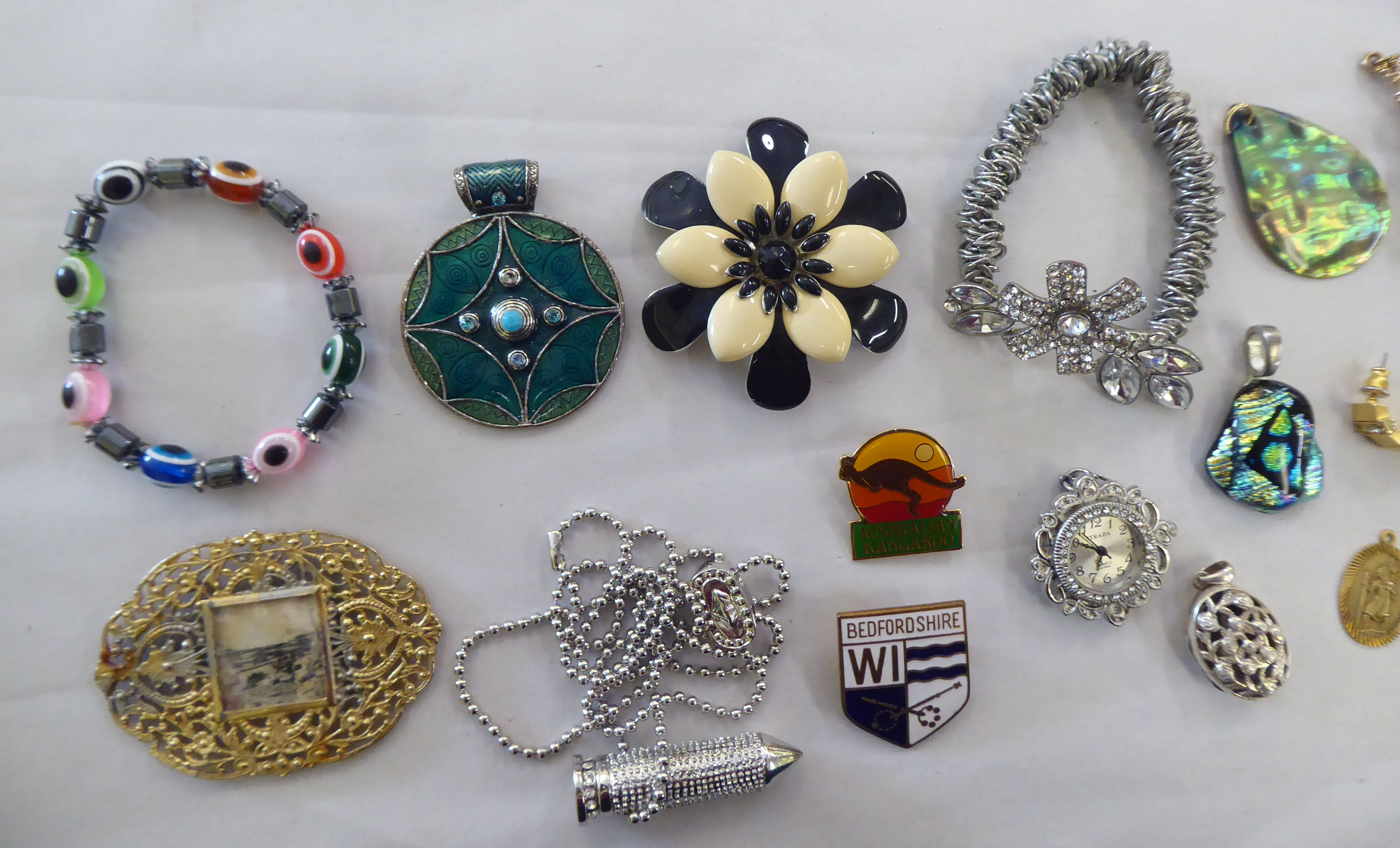 Costume jewellery: to include necklaces, brooches and bracelets - Image 8 of 17