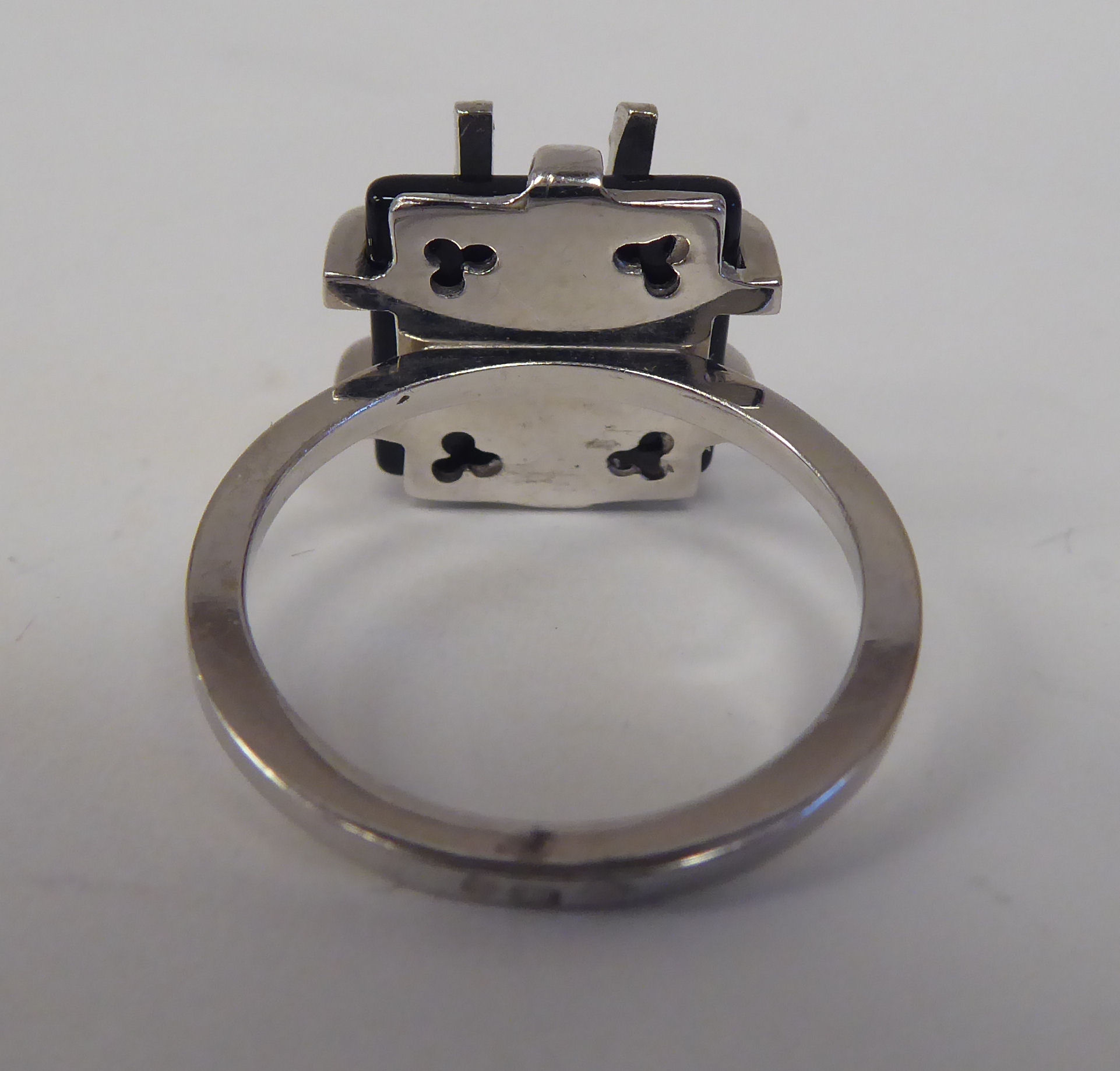 A white gold coloured metal, onyx and diamond set crossover ring - Image 4 of 4