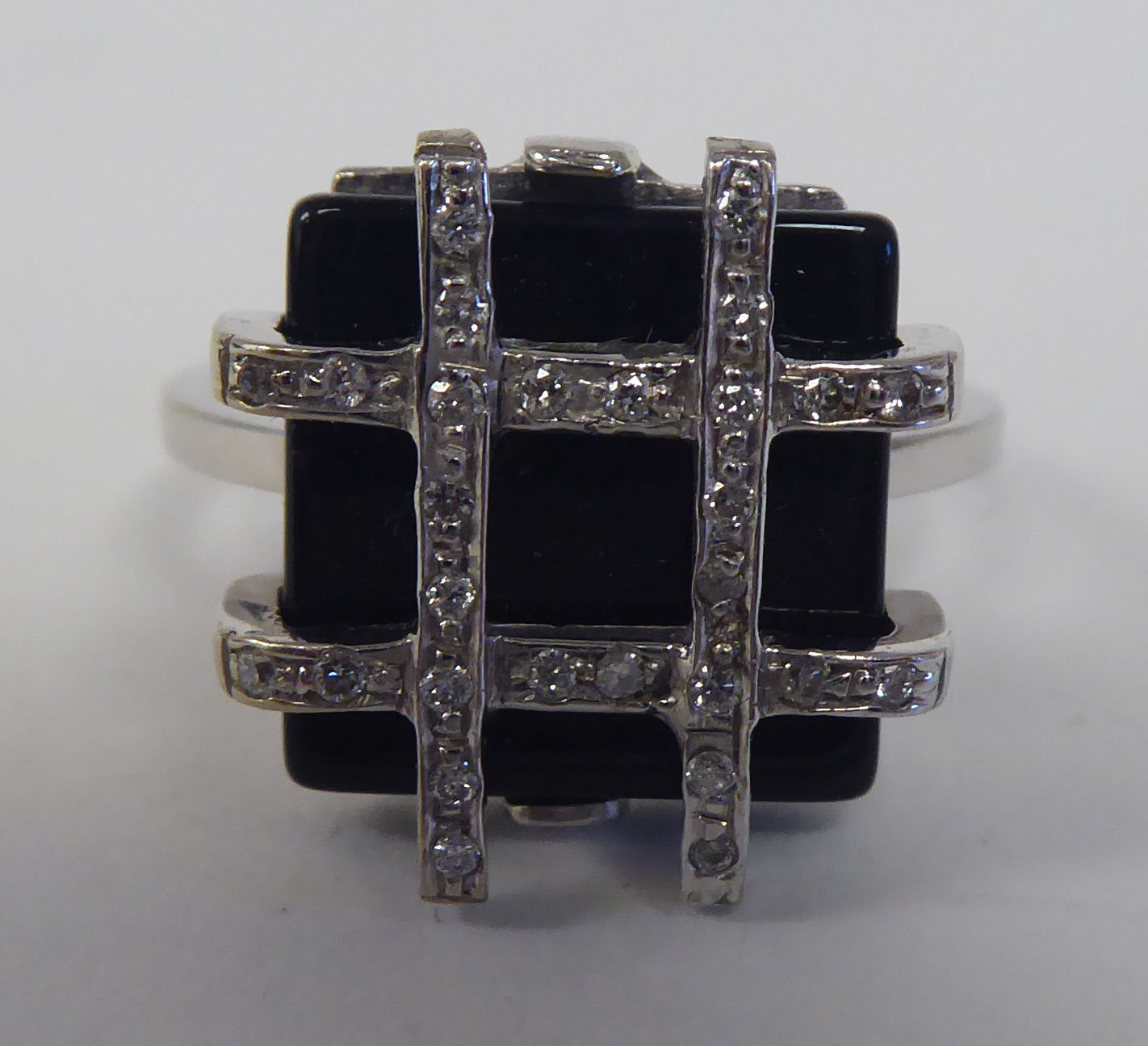 A white gold coloured metal, onyx and diamond set crossover ring - Image 2 of 4