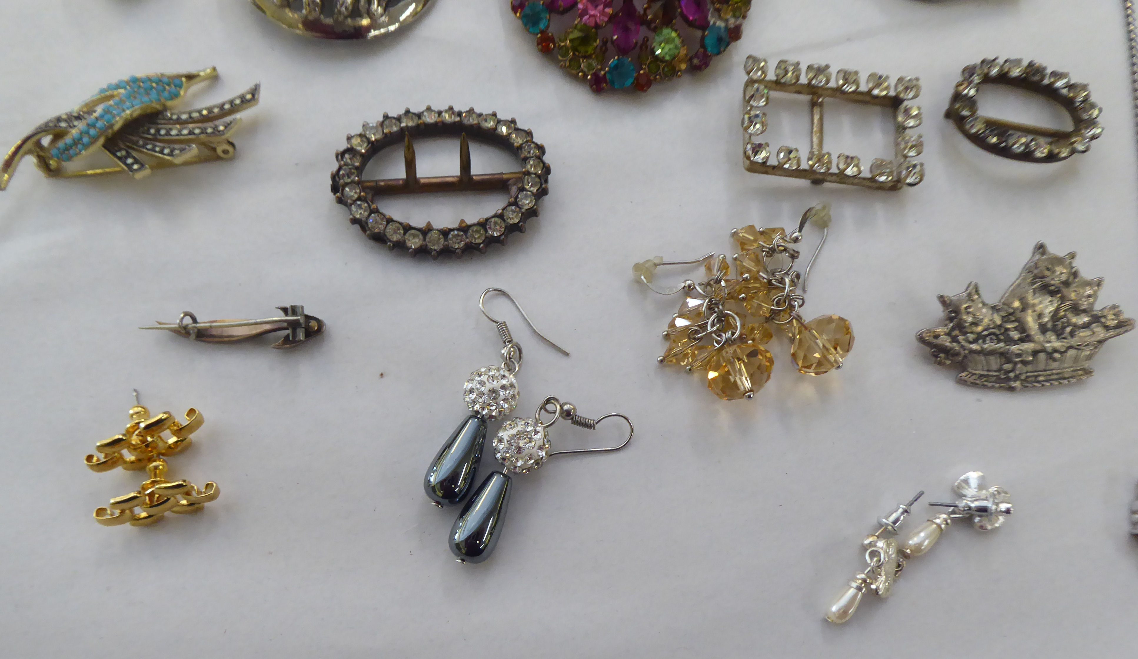 Items of personal ornament: to include marcasite set brooches - Image 2 of 5