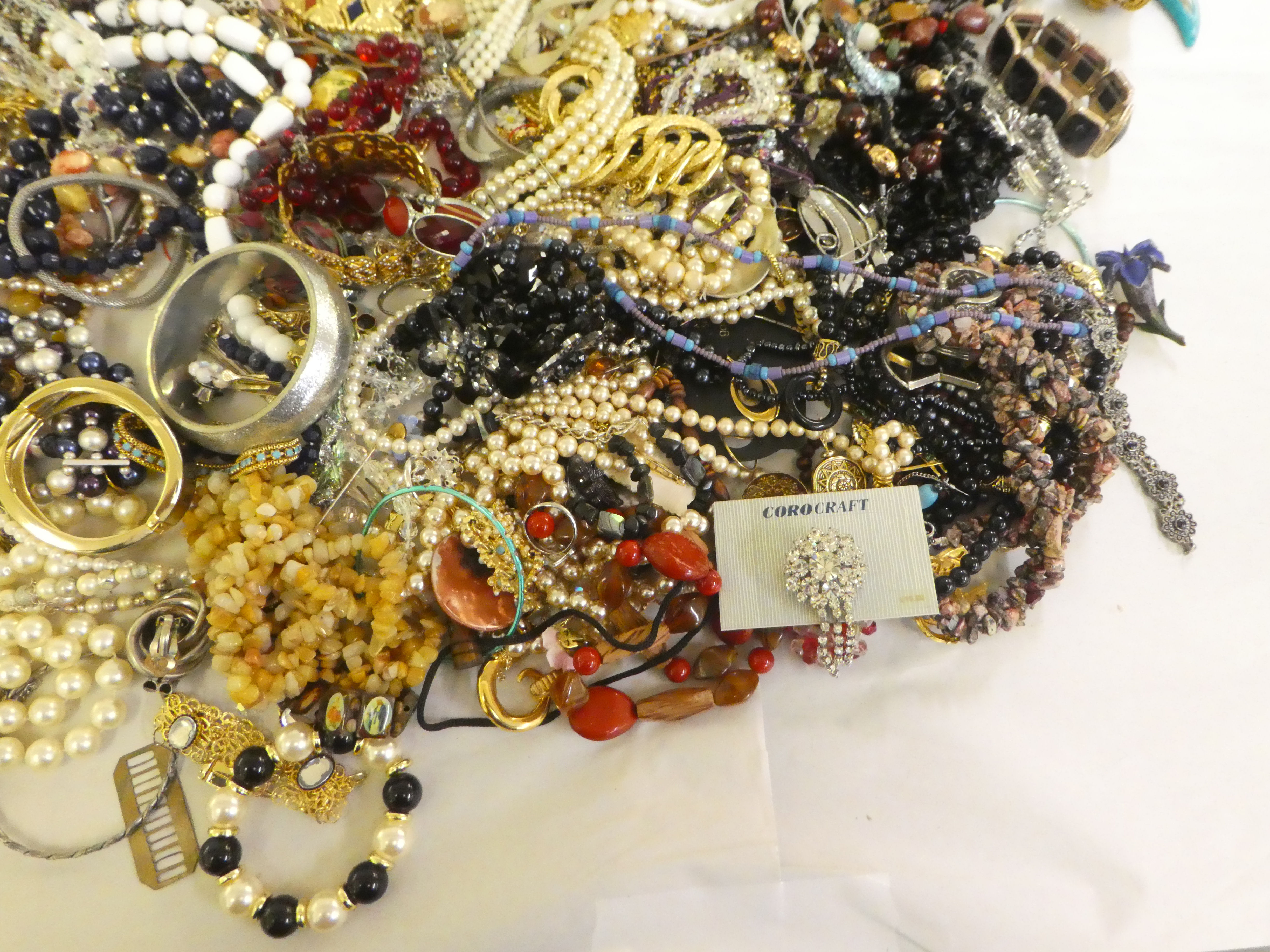 Costume jewellery, comprising necklaces, earrings, pendants and chains - Image 4 of 5