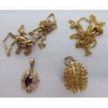 9ct gold and yellow metal jewellery: to include a pendant, fashioned as a hedgehog