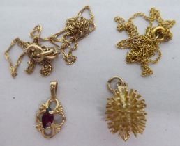 9ct gold and yellow metal jewellery: to include a pendant, fashioned as a hedgehog