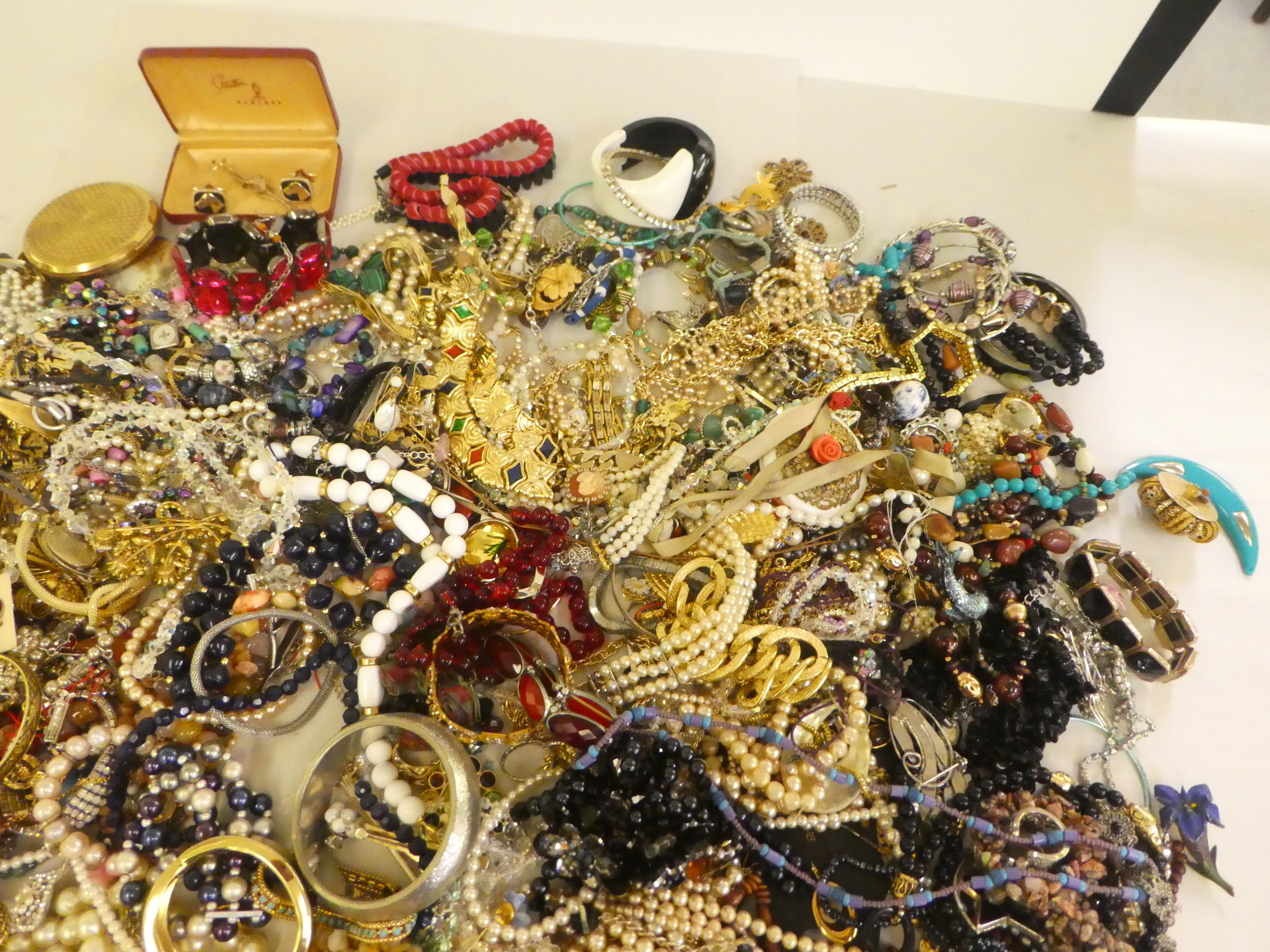 Costume jewellery, comprising necklaces, earrings, pendants and chains - Image 5 of 5