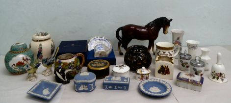 Decorative ceramics: to include a Wedgwood Jasperware trinket box  2"h; and a pair of Royal