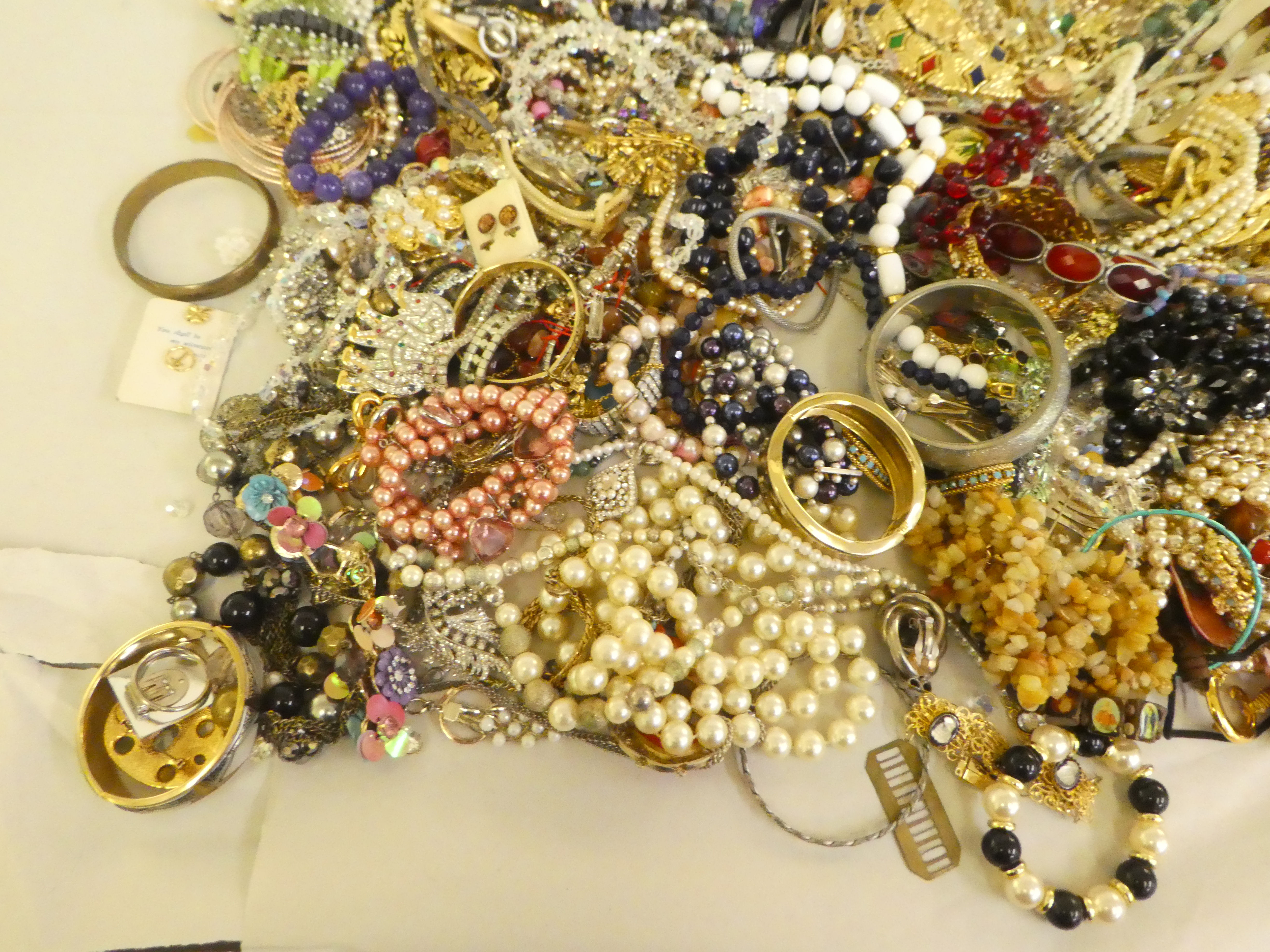 Costume jewellery, comprising necklaces, earrings, pendants and chains - Image 3 of 5