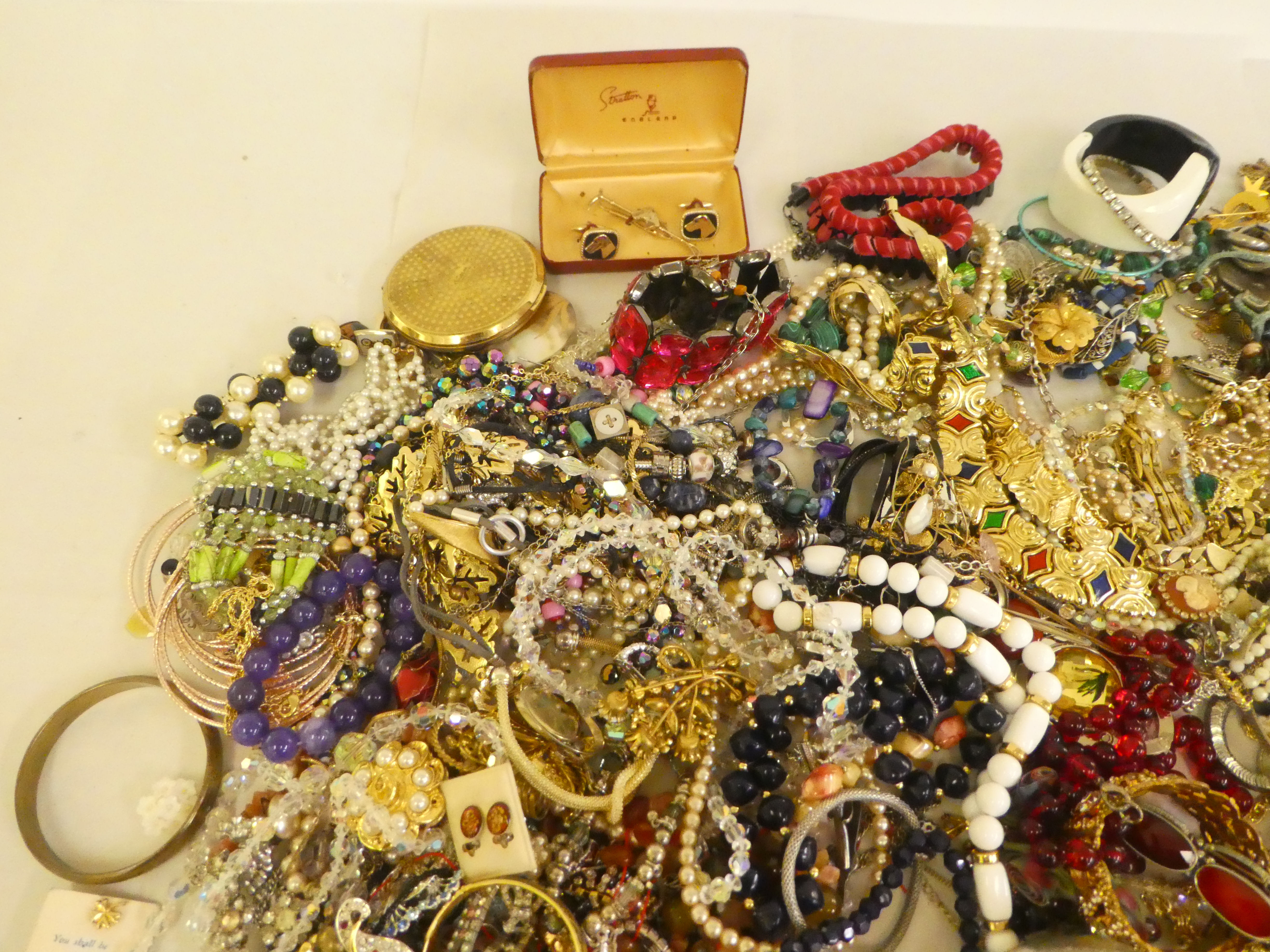 Costume jewellery, comprising necklaces, earrings, pendants and chains - Image 2 of 5