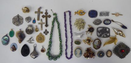 Jewellery: to include a yellow metal crucifix pendant