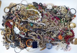 Costume jewellery, comprising necklaces, bracelets, earrings and chains