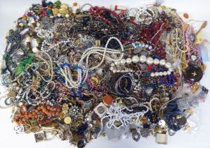 Costume jewellery, comprising necklaces, bracelets, earrings and chains