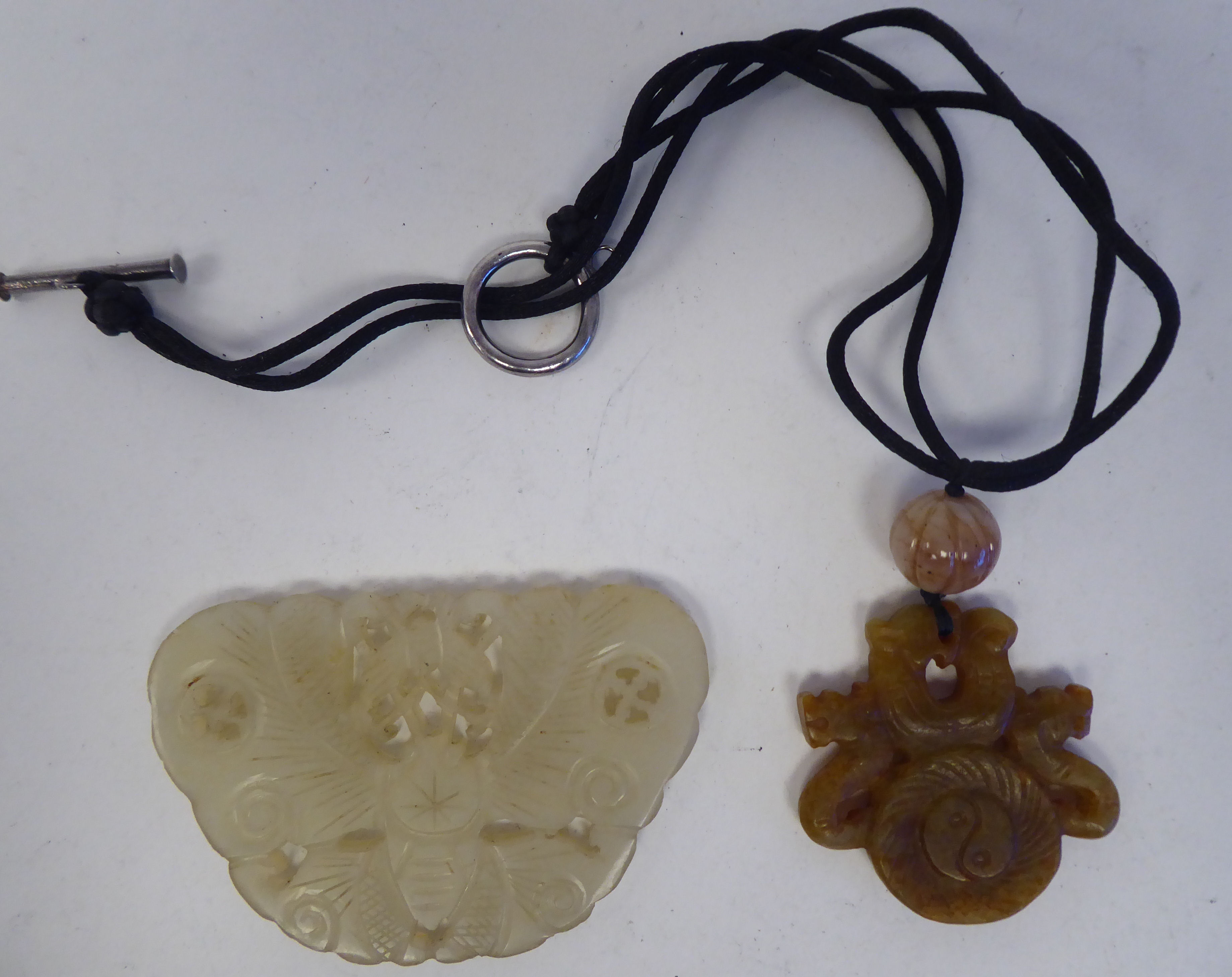 A mixed lot: to include a Chinese carved jade pendant - Image 4 of 4
