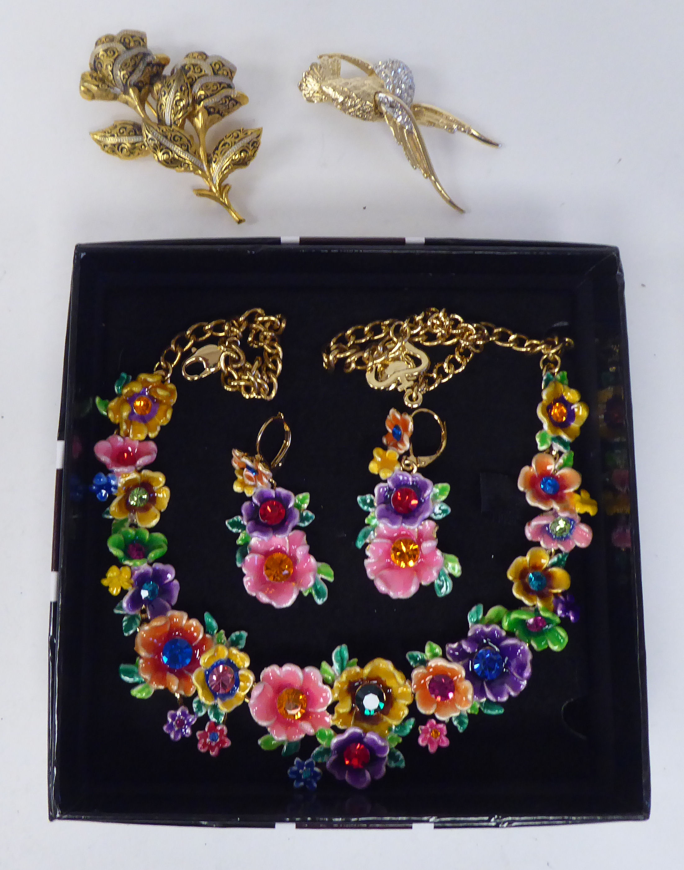 Jewellery: to include a Butler & Wilson yellow metal and enamelled floral necklace - Image 3 of 3