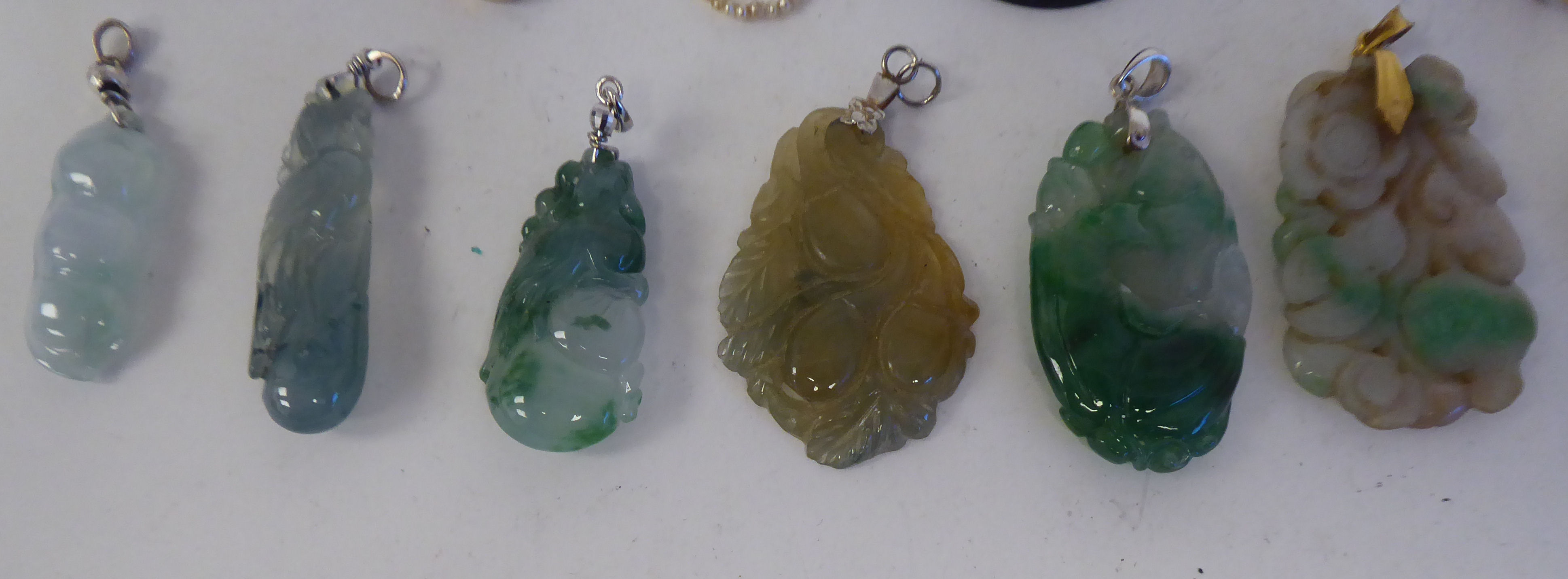 A mixed lot: to include a Chinese carved jade pendant - Image 2 of 4