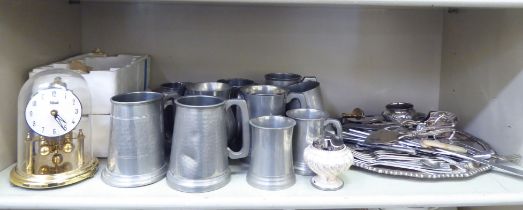 A mixed lot: to include pewter tankards; and a Kundo anniversary clock  6"h