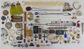 Costume jewellery and small collectables: to include decanter labels; simulated pearls; and earrings