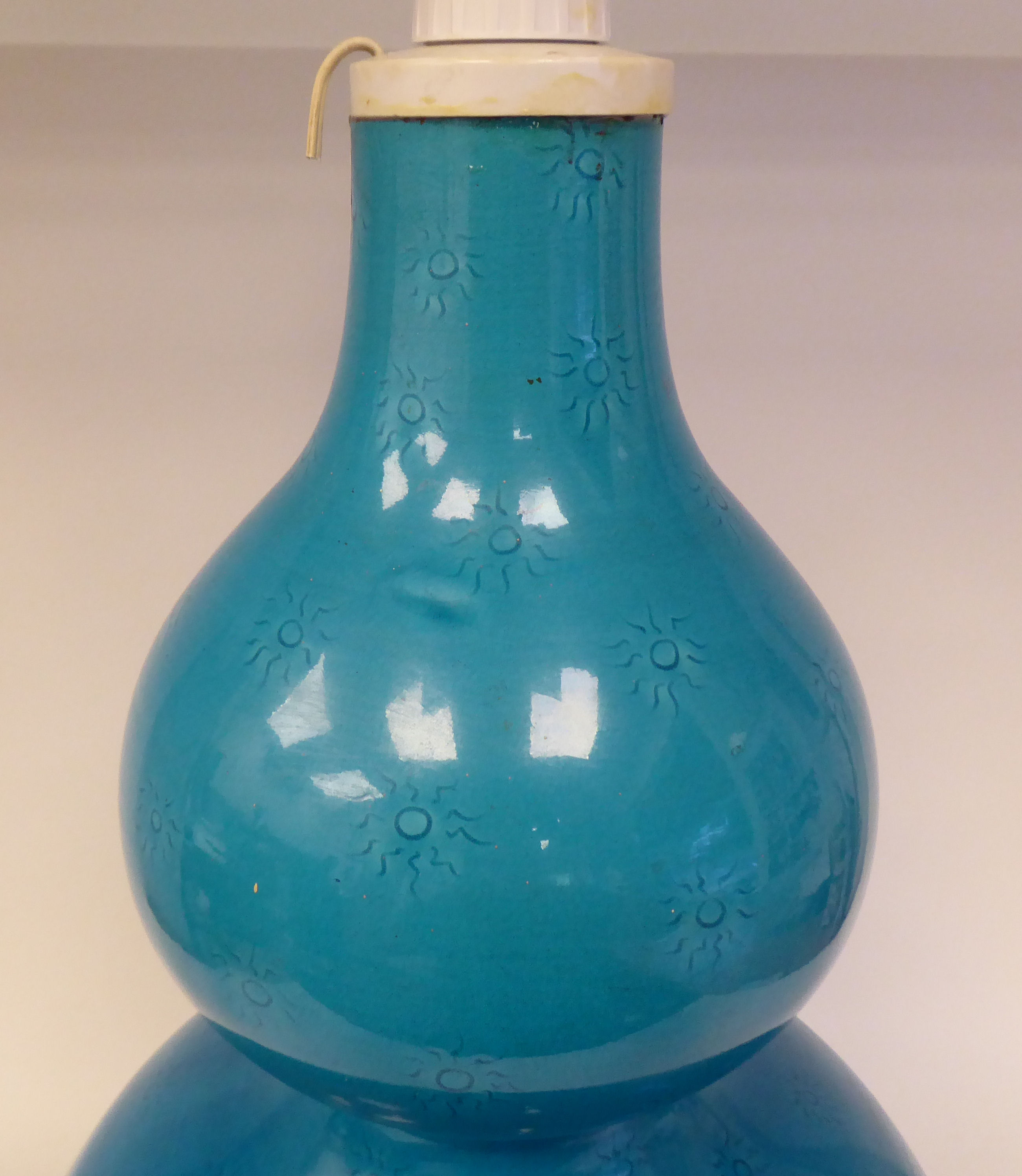 A Burmantofts Faience art pottery, turquoise glazed, double gourd shape table lamp, decorated with - Bild 2 aus 4