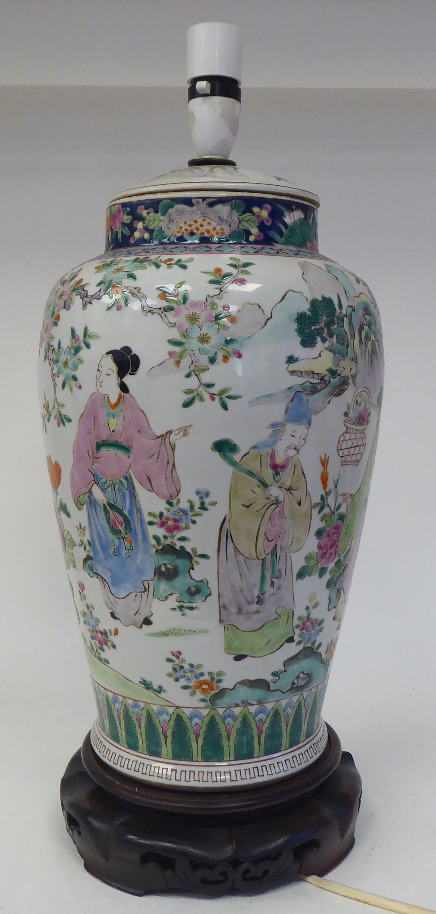 A late 19th/early 20thC Chinese porcelain table lamp of covered, baluster vase design, decorated - Bild 2 aus 5