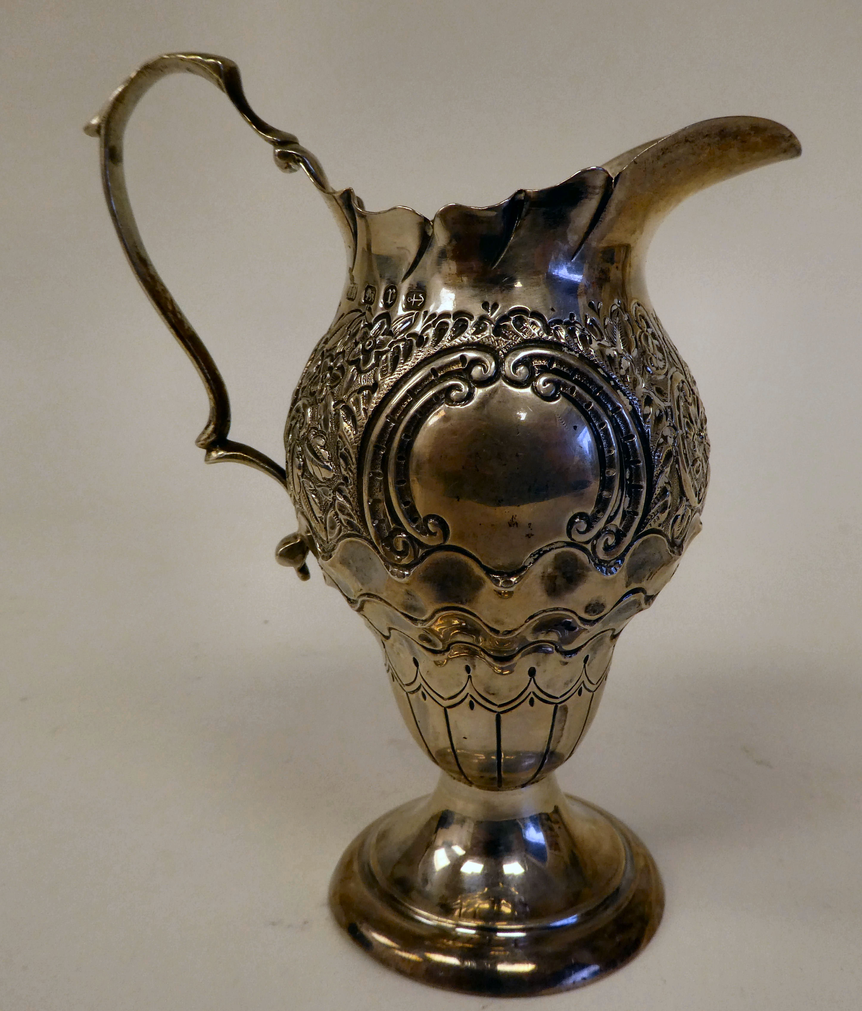 A late Victorian silver pedestal cream jug of pear form with a double C-scrolled handle, scaled, - Bild 3 aus 5