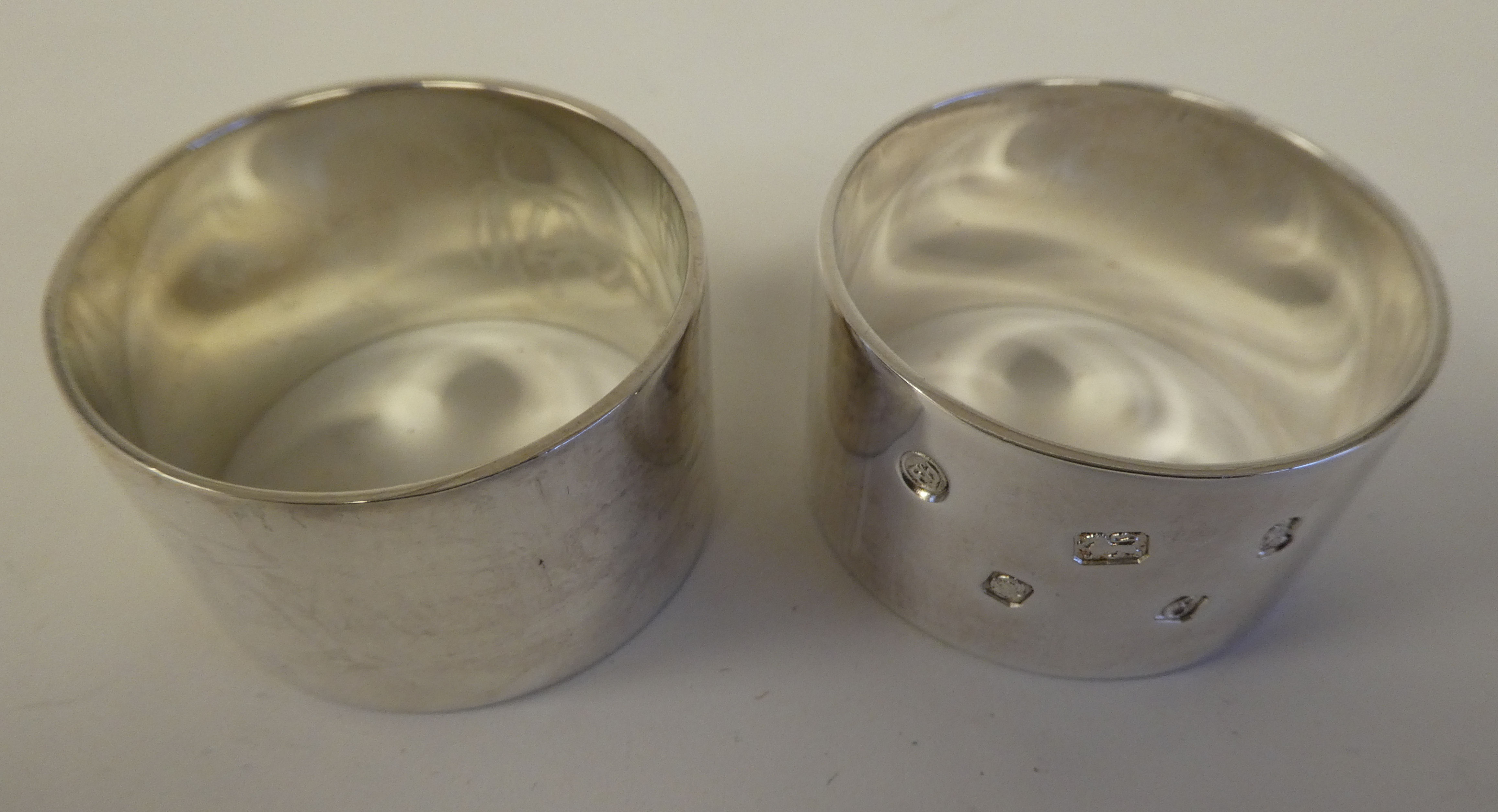 A pair of silver band design napkin rings  Francis Howard  London 1977  boxed - Image 4 of 4