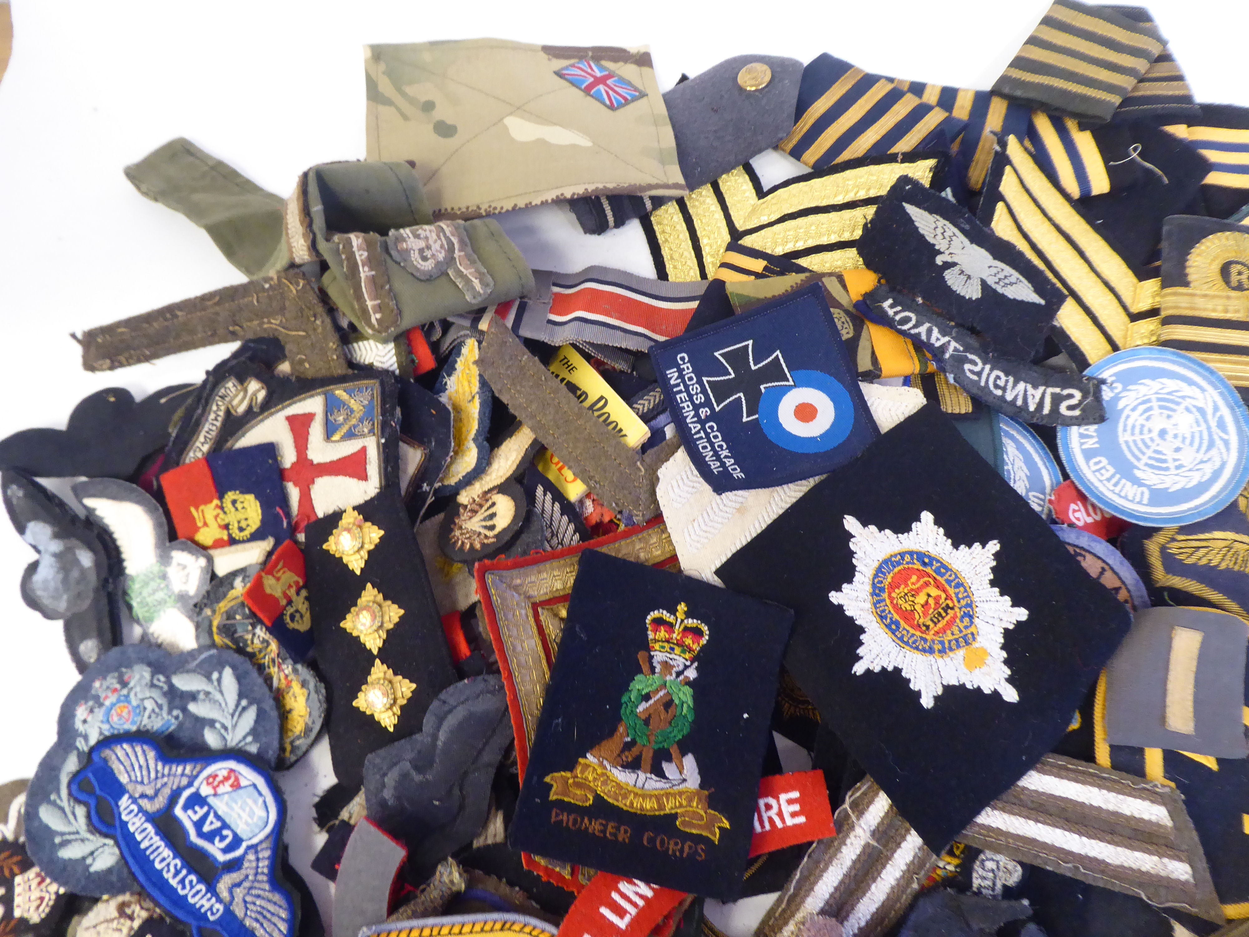 A miscellaneous collection of military and related embroidered and printed uniform badges and - Image 2 of 5