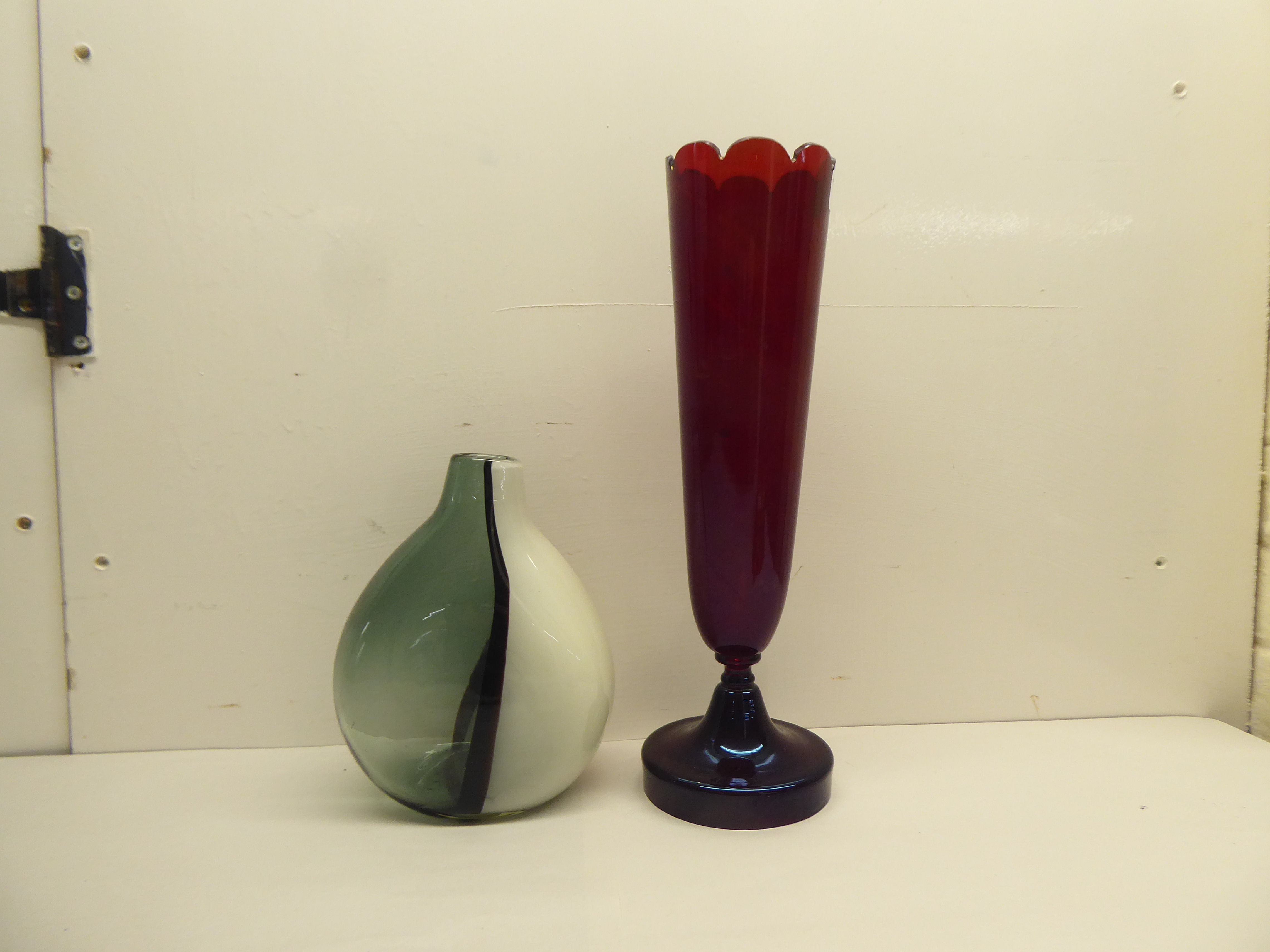 A mixed lot: to include mainly decorative ceramics and glassware, featuring a cranberry coloured - Image 7 of 7