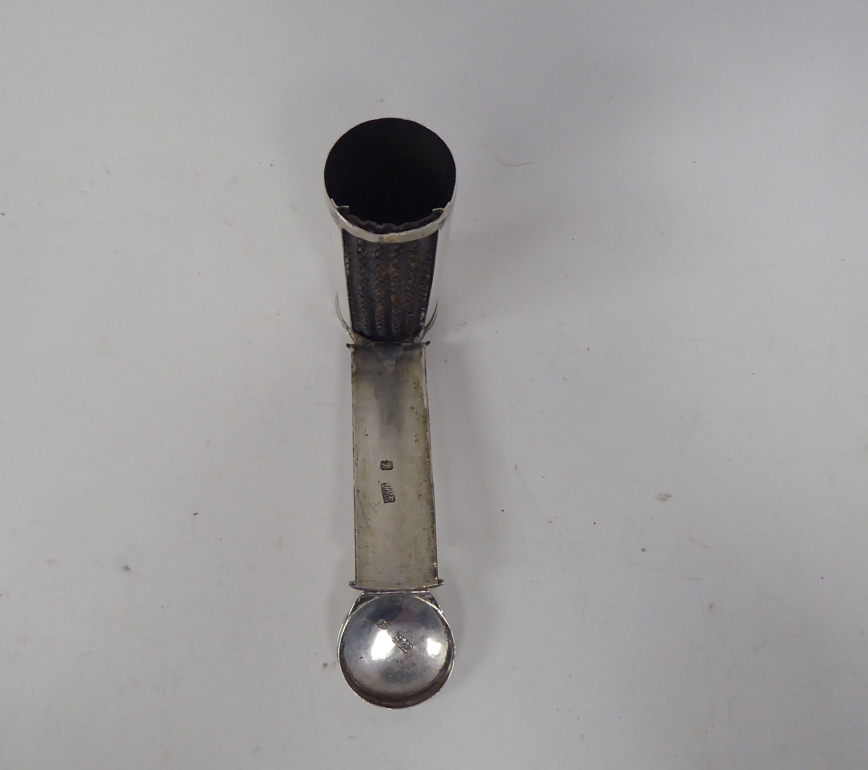 A George III silver articulated nutmeg grater of cylindrical form  Hester Bateman  London 1787 - Bild 7 aus 8