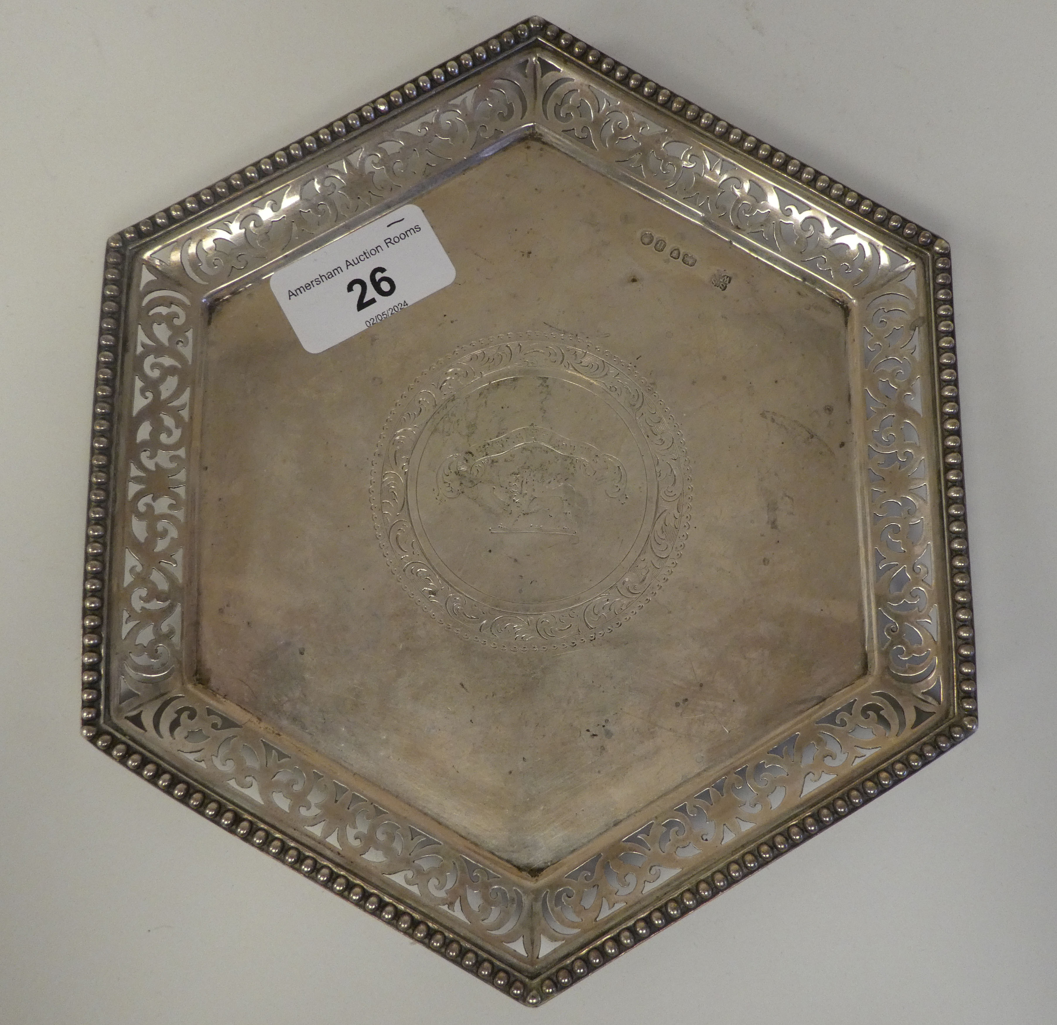 An early Victorian silver hexagonal waiter with a bead bordered and decoratively pierced border - Bild 2 aus 5