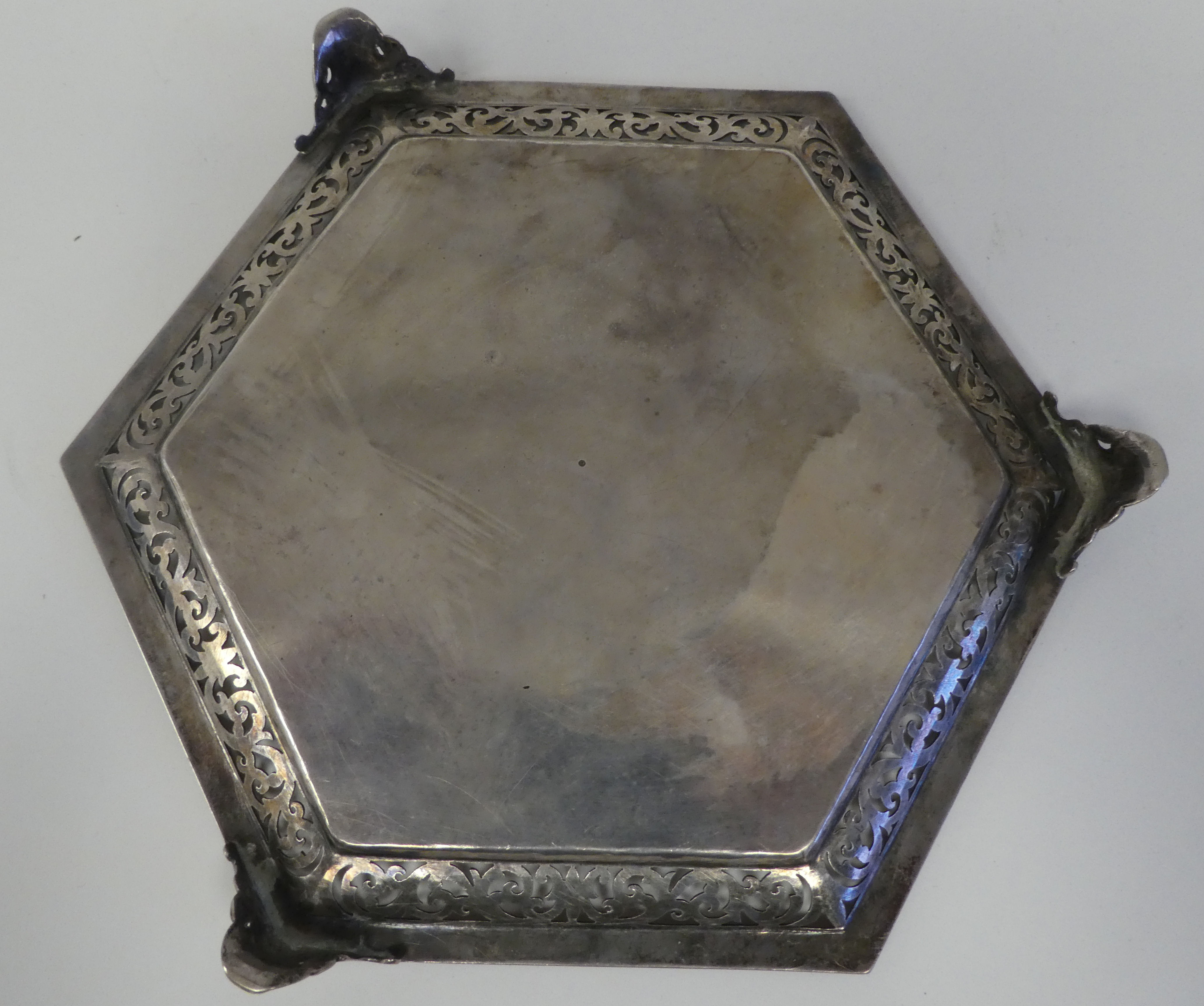 An early Victorian silver hexagonal waiter with a bead bordered and decoratively pierced border - Bild 5 aus 5