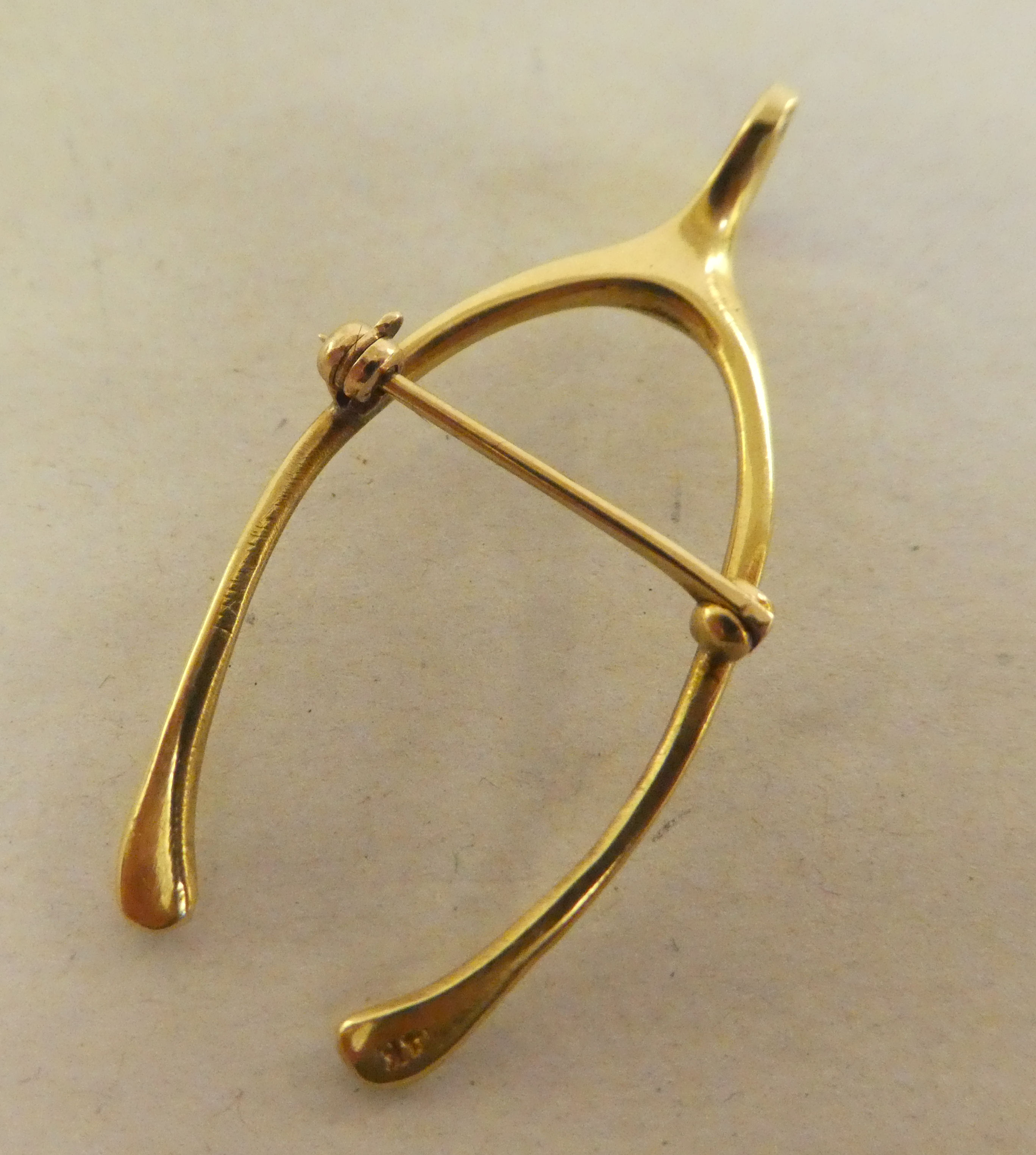 A 14ct gold wishbone design brooch - Image 2 of 3