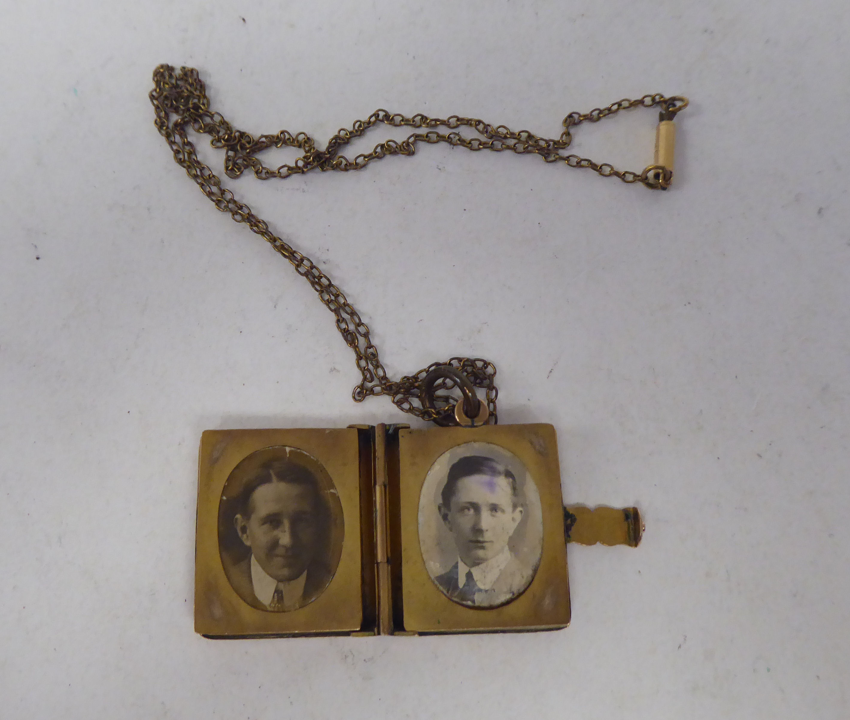 A late Victorian foliate scrolled yellow metal locket, fashioned as a book, on a clasp, revealing - Bild 2 aus 7