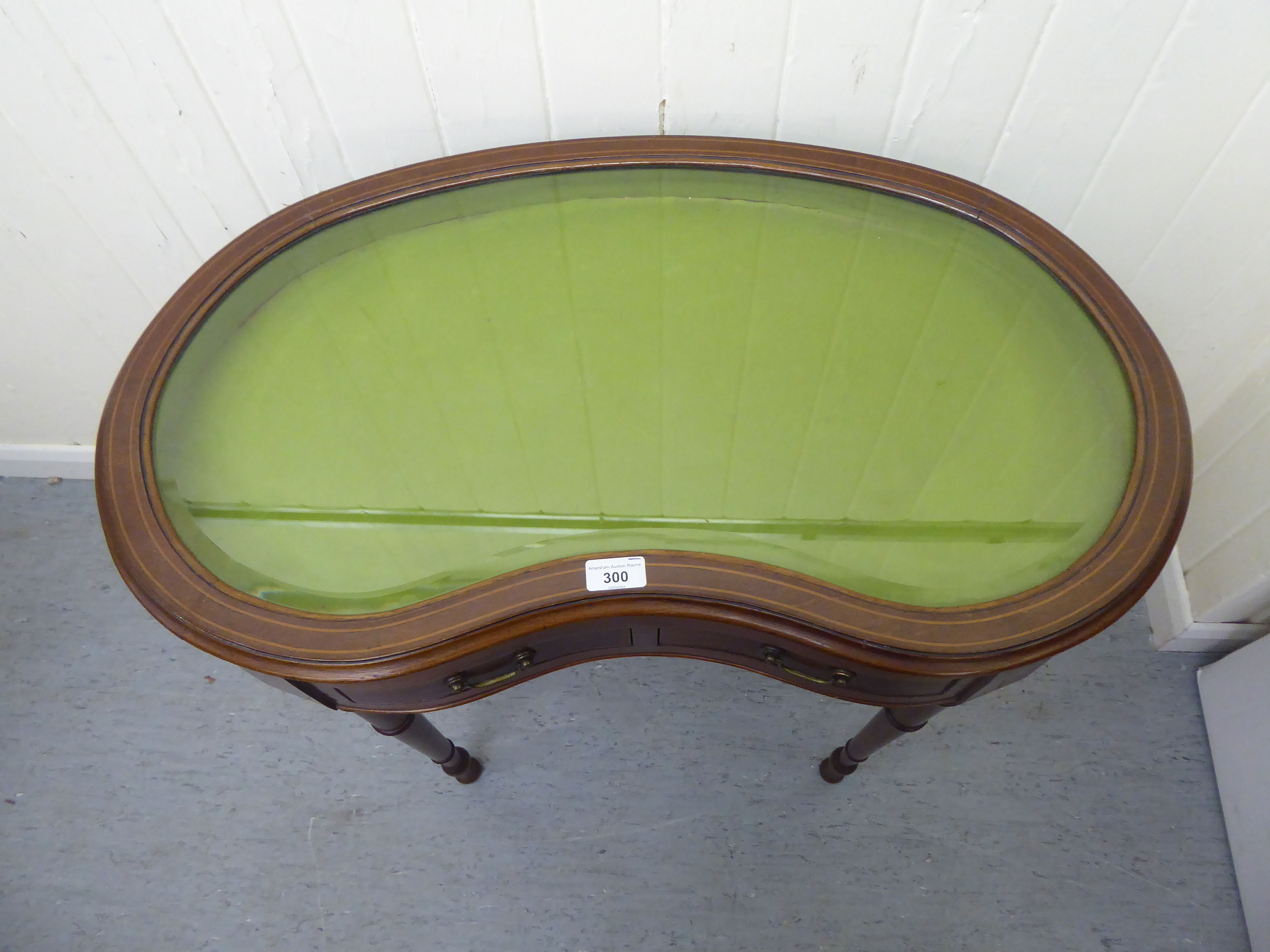 An Edwardian satinwood inlaid mahogany, kidney shaped display table with a hinged lid, over two - Image 2 of 6