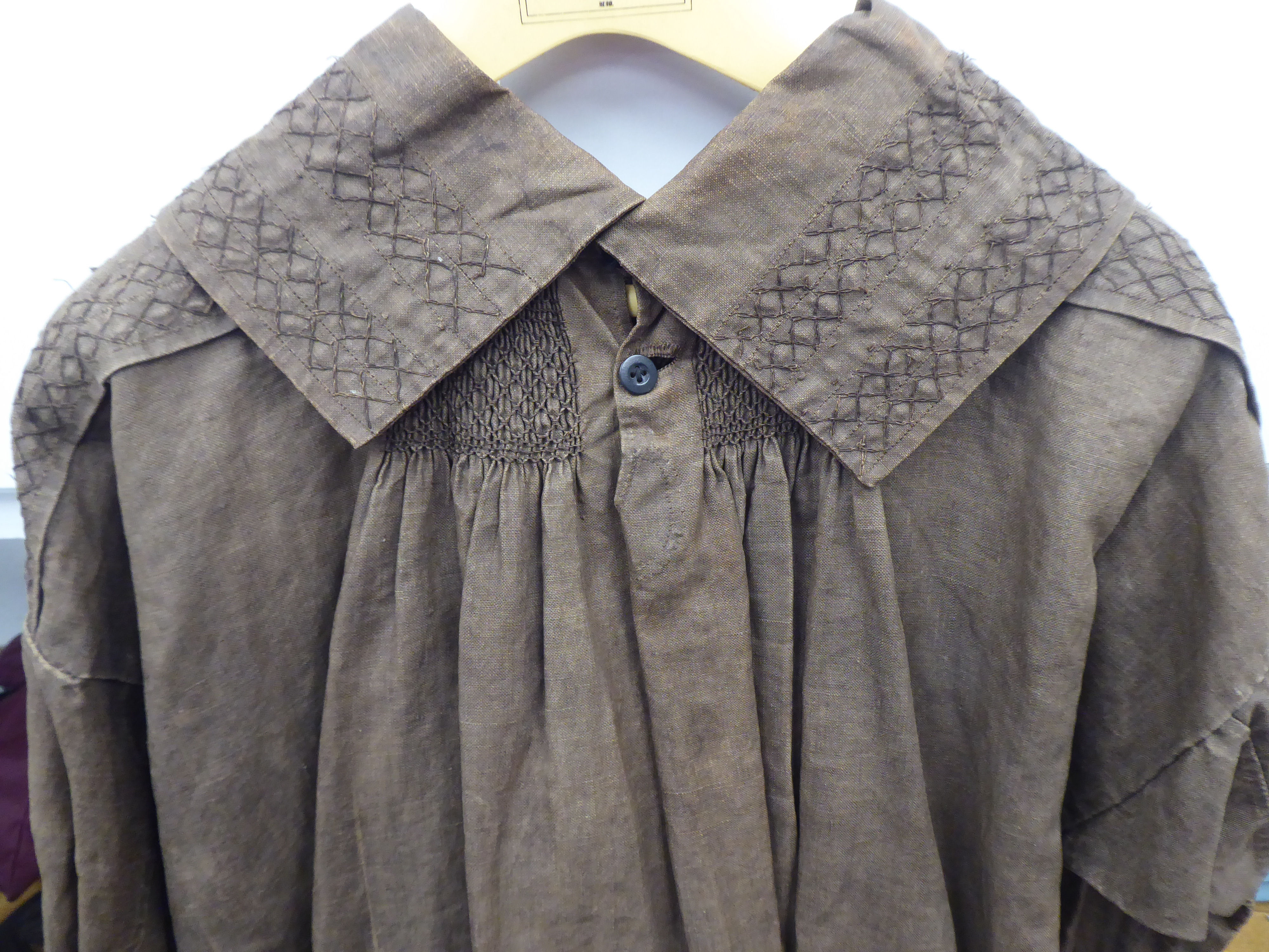 A Continental artisan's brown calico pleated smock with simple decoration to the colour - Image 2 of 4